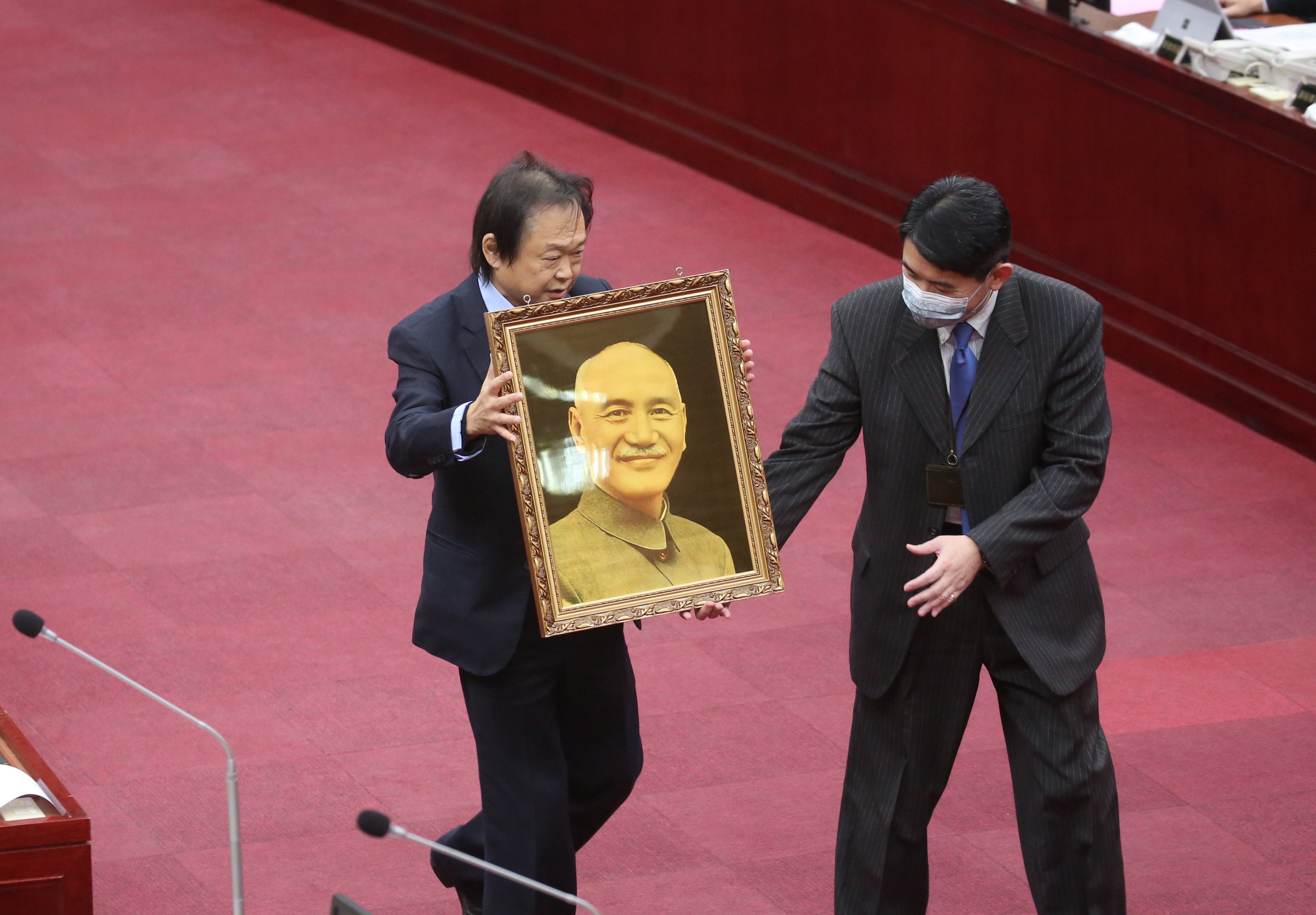 王世堅每次送禮都別出心裁，這次選擇以蔣萬安「曾祖父」的照片當作首份大禮。