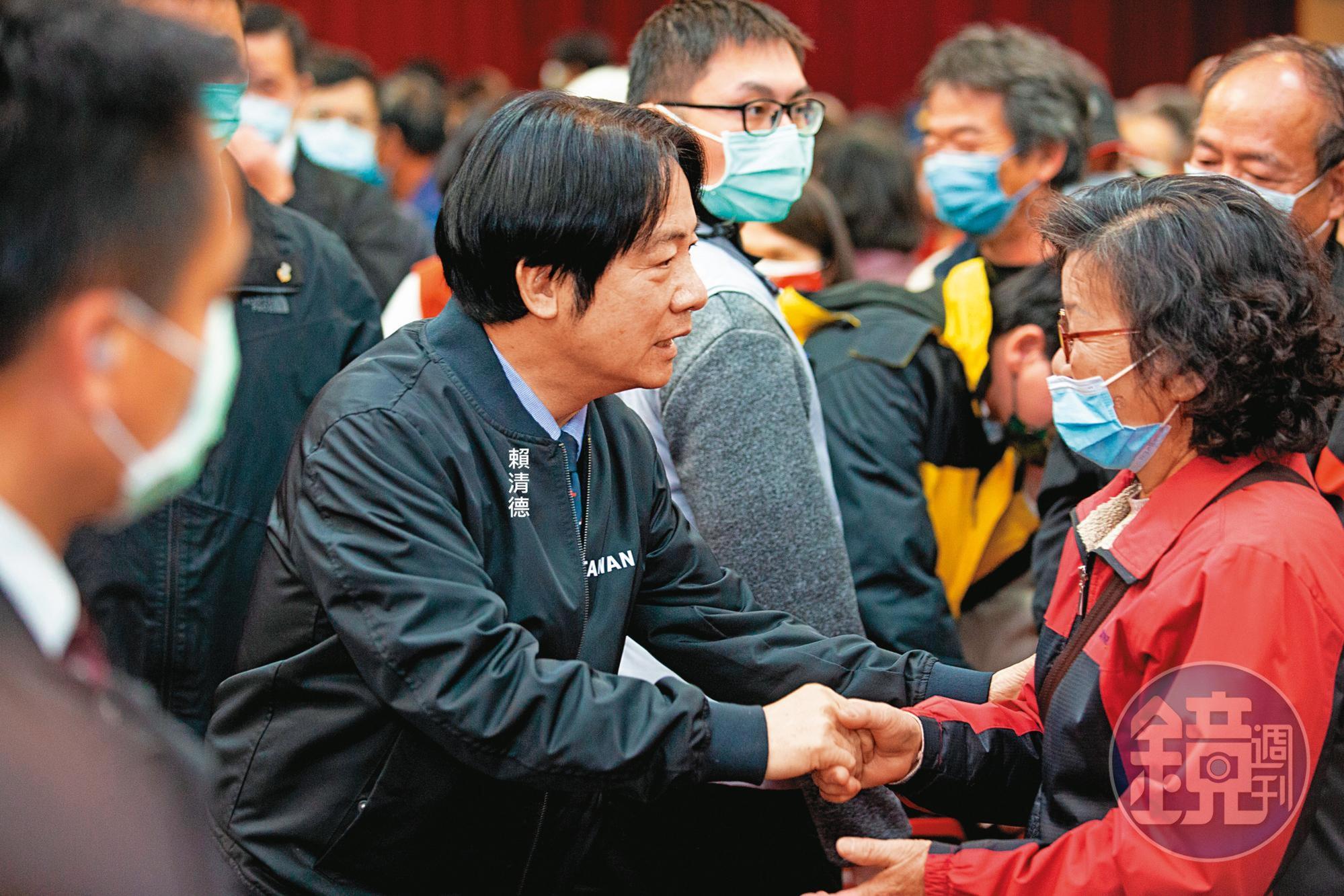 賴清德透過政見發表會,與黨員近距離接觸,握手、擁抱、合照來者不拒。