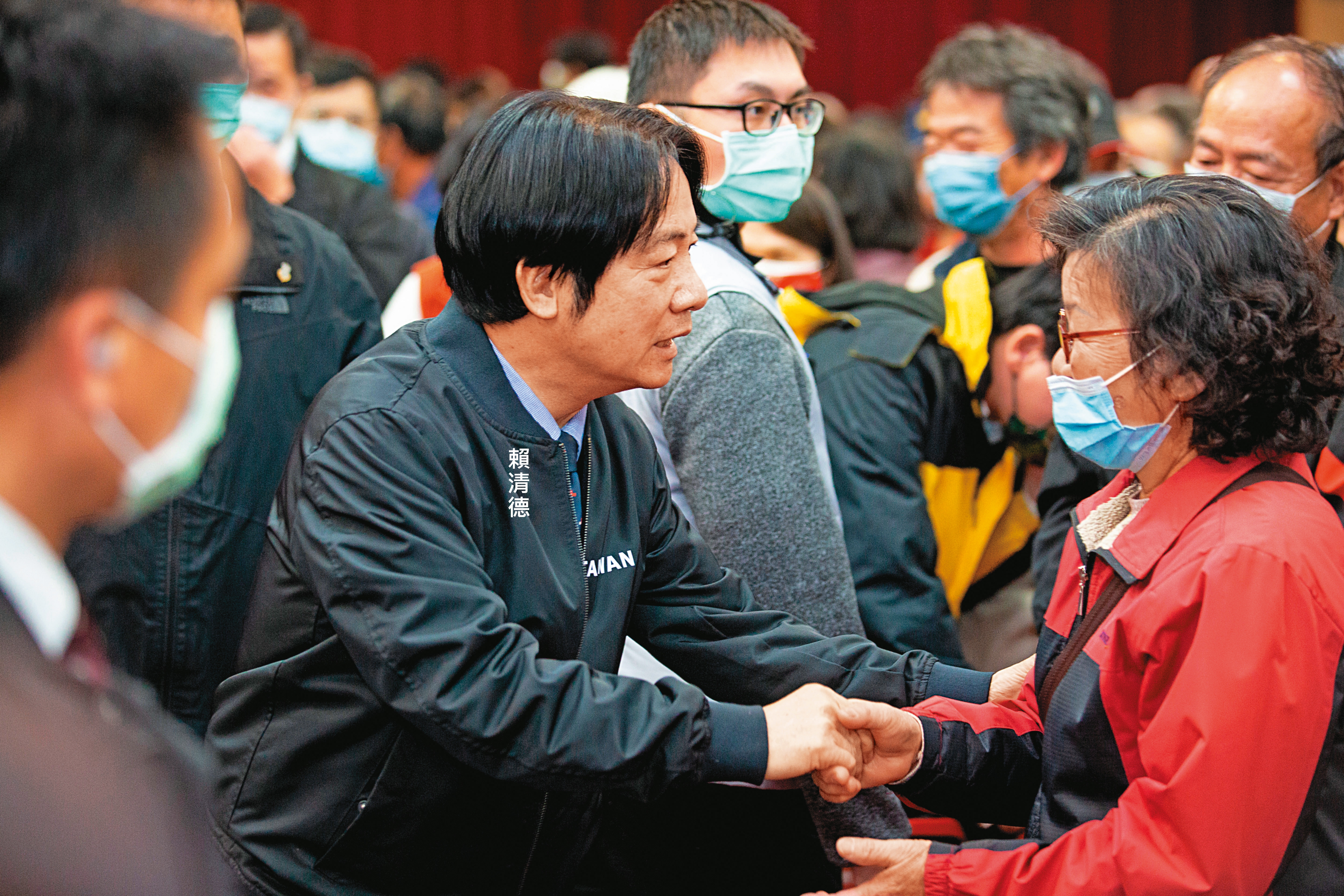 賴清德透過政見發表會,與黨員近距離接觸,握手、擁抱、合照來者不拒。