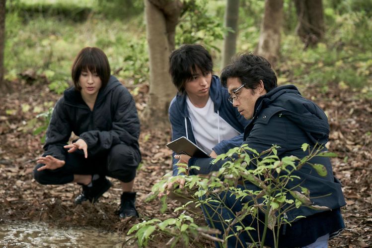 《今際之國的闖關者》導演佐藤信介（右）續任第二季，透露預算和規模都因第一季的好成績有所提升。（翻攝自movie walker）