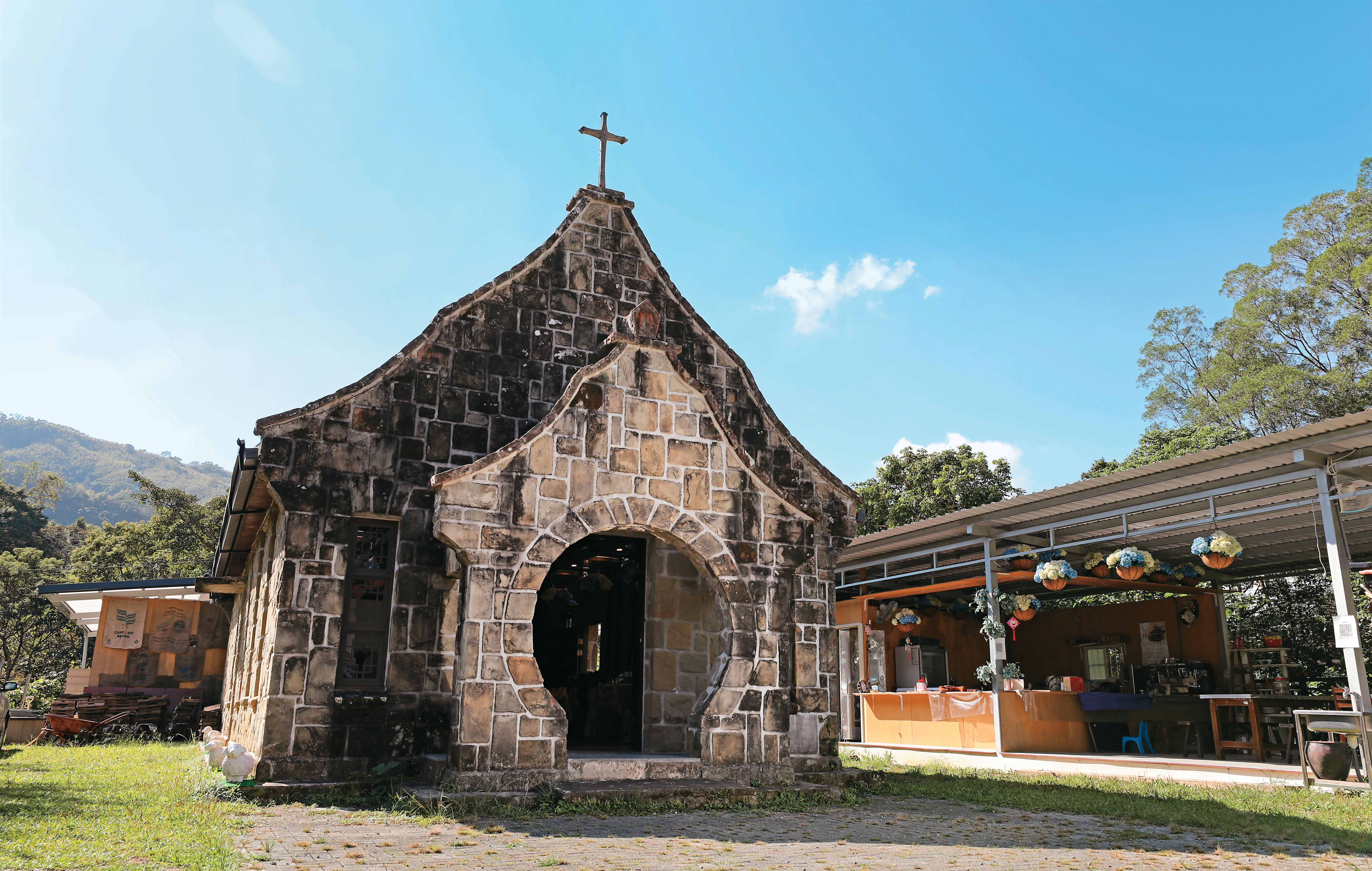 以石頭構築的老教堂，經年風吹雨淋仍保有原始大致樣貌。