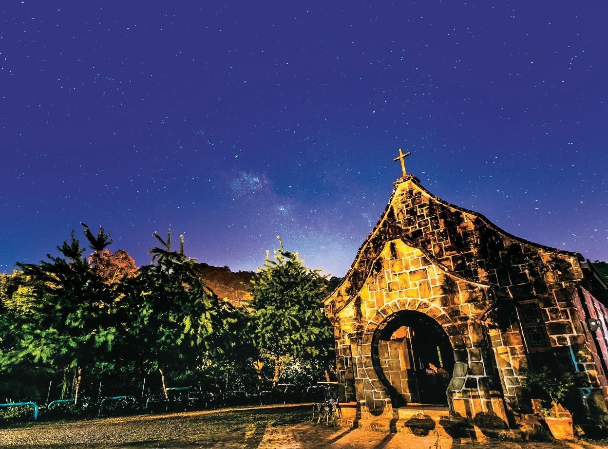 初夏夜晚仰望東邊,有機會一睹滿天璀璨星空。(顧元偉提供)