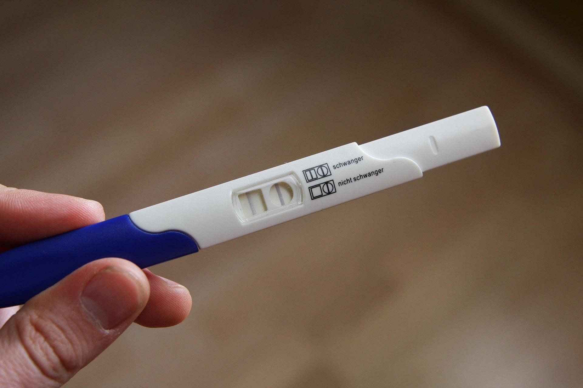 一名網友表示，自己堅持不婚不生，卻沒想到近日女友瞞著她，給他一個恐怖的耶誕禮物。（翻攝自pixabay）