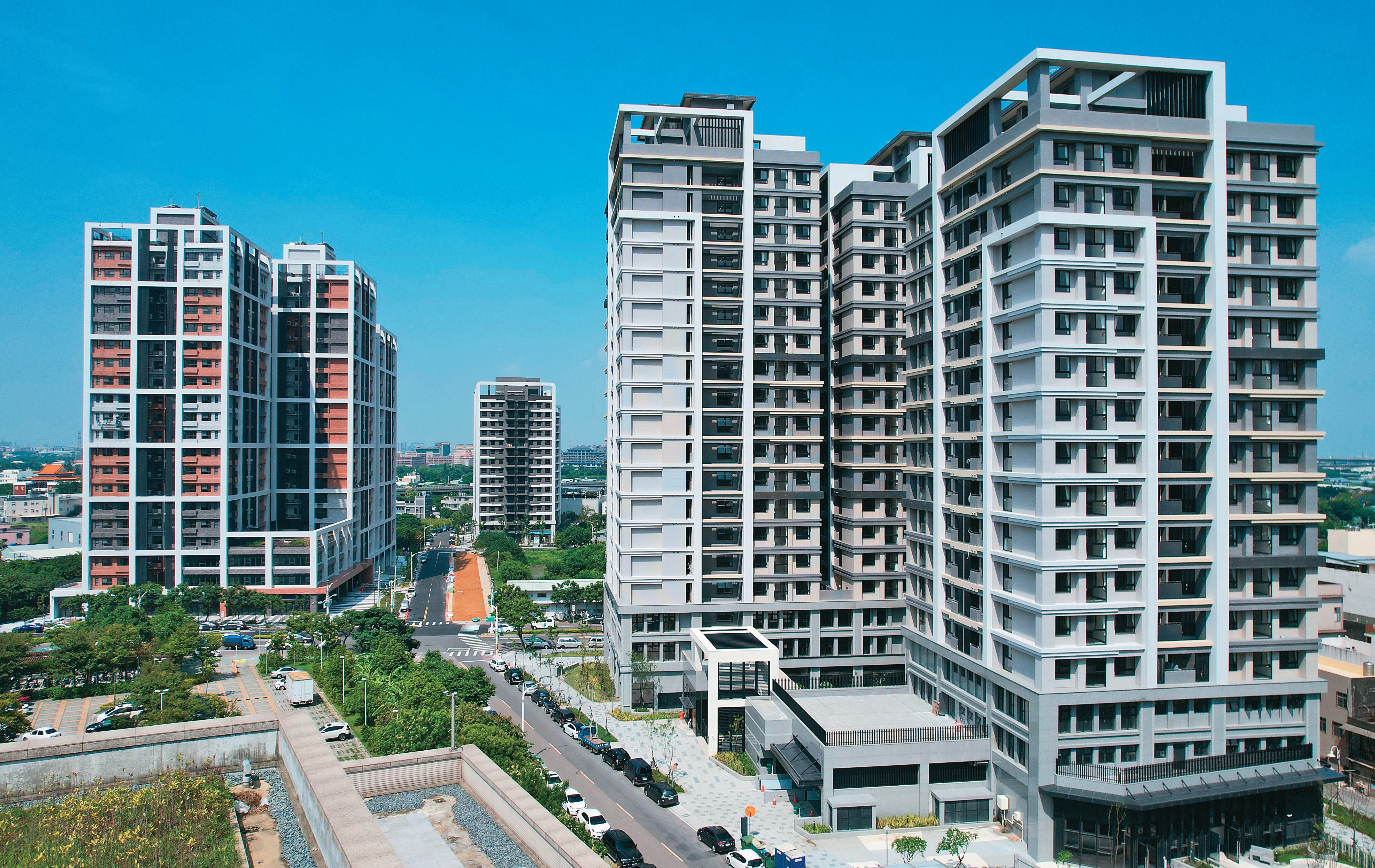 位在桃園區的中路三號社宅（圖左）與中路四號社宅（圖右）竣工後，已陸續開放入住申請。（桃園市政府提供）