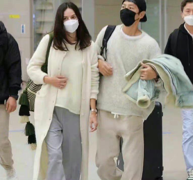 宋仲基與圈外女友已交往1年多，韓媒稱是知性美的女性。（網路圖片）