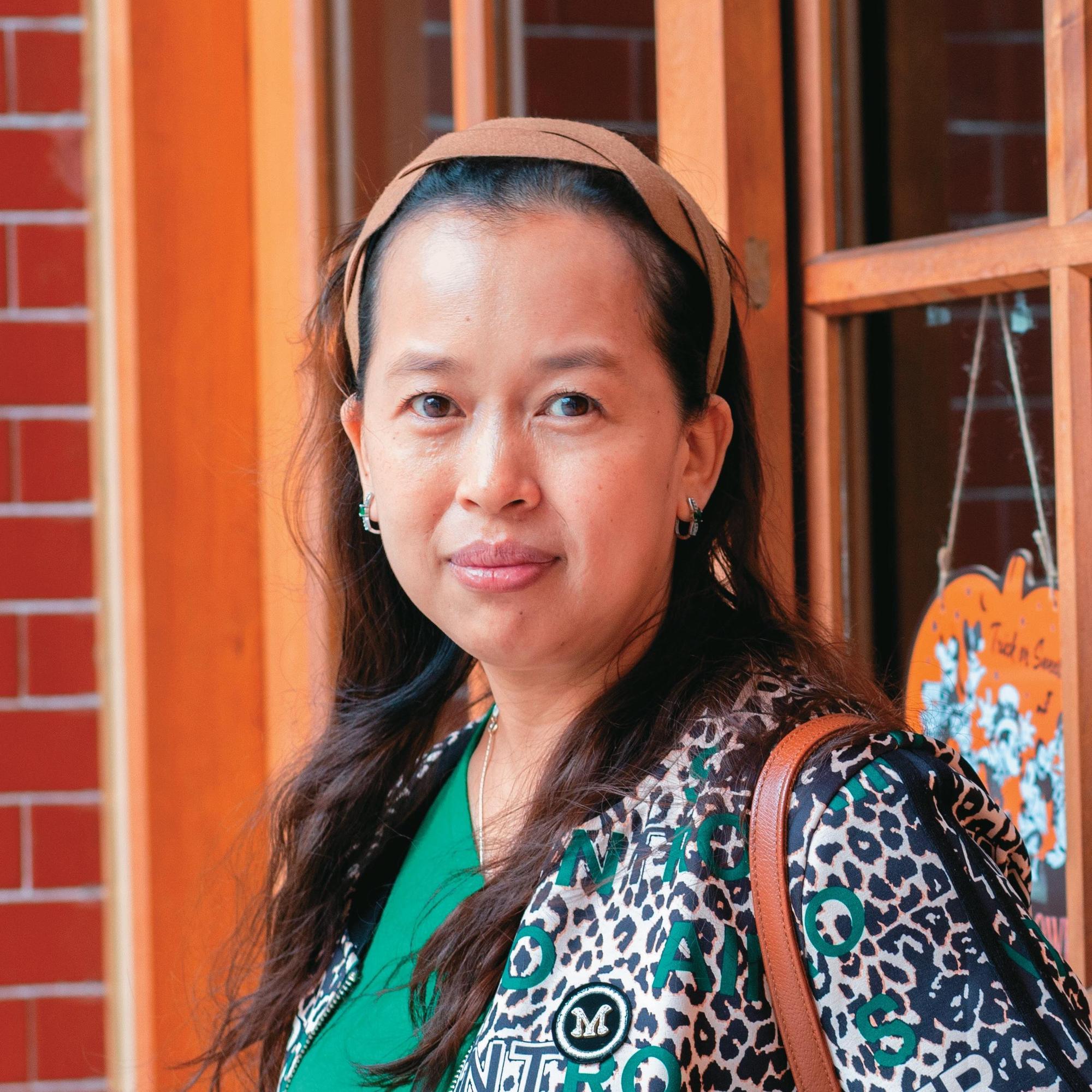 莫愛芳:印尼華僑、新移民中心講師,首位金鐘獎單元劇最佳女主角的新住民影后,出演《娘惹滋味》等多部影視作品,如今自創印尼糕點烘焙工作室,長期為新住民發聲。