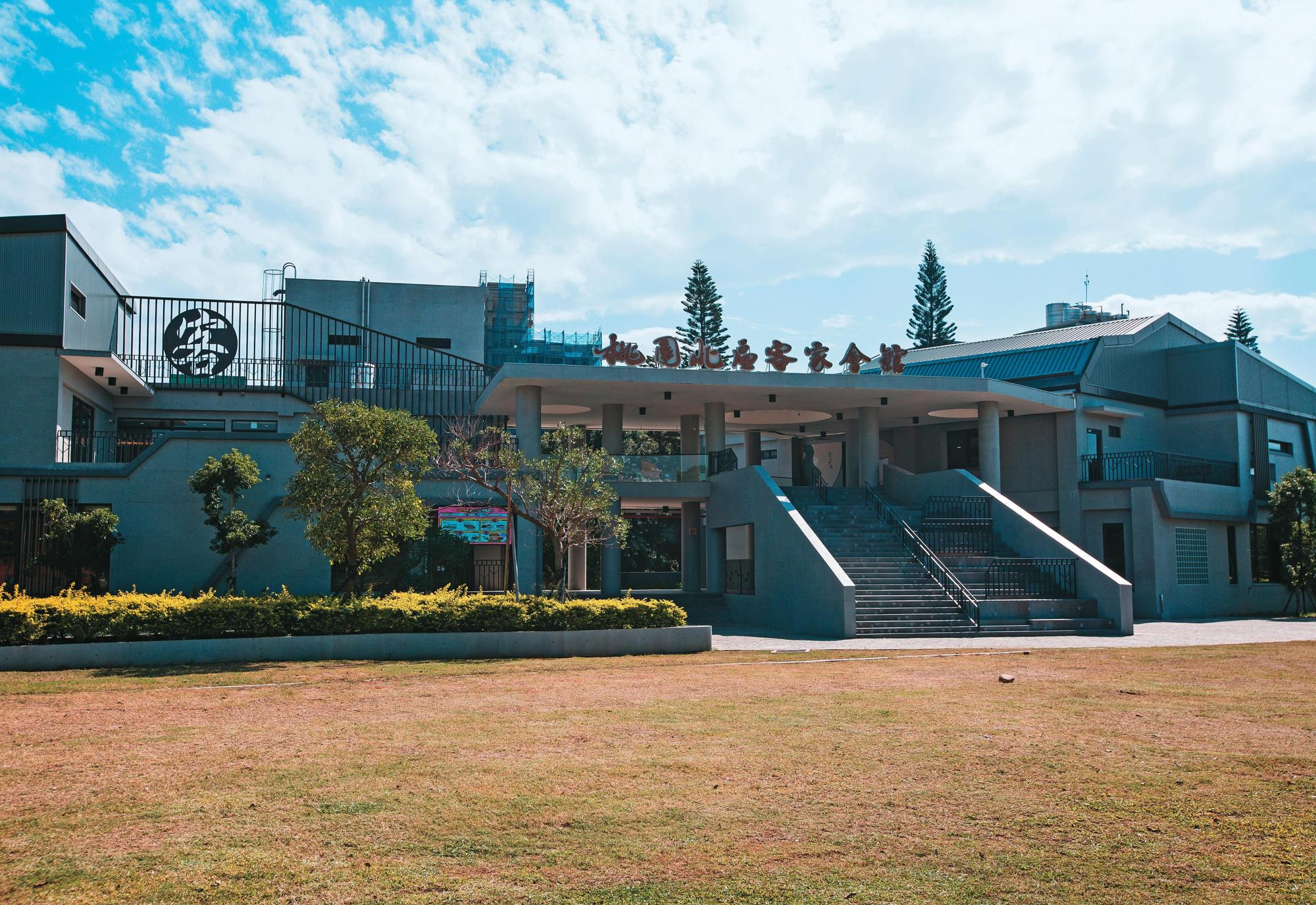 北區客家會館的廊道逐層退縮,象徵客家農田開墾時使用的疊石石坎,模擬當地梯田地景意象。