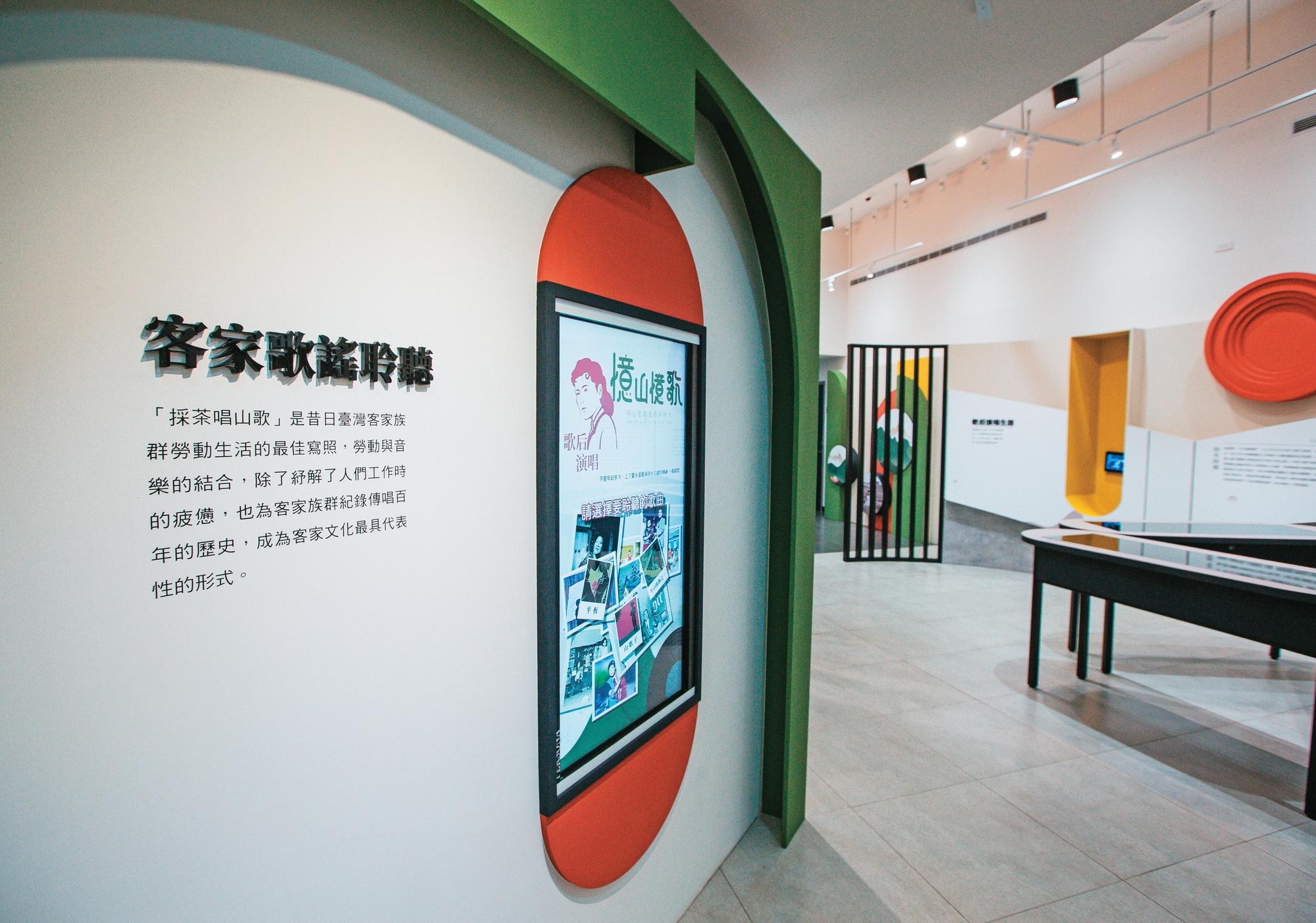 賴碧霞音樂紀念館除了展示其創作,現場也可互動點選賴碧霞經典歌曲聆聽。