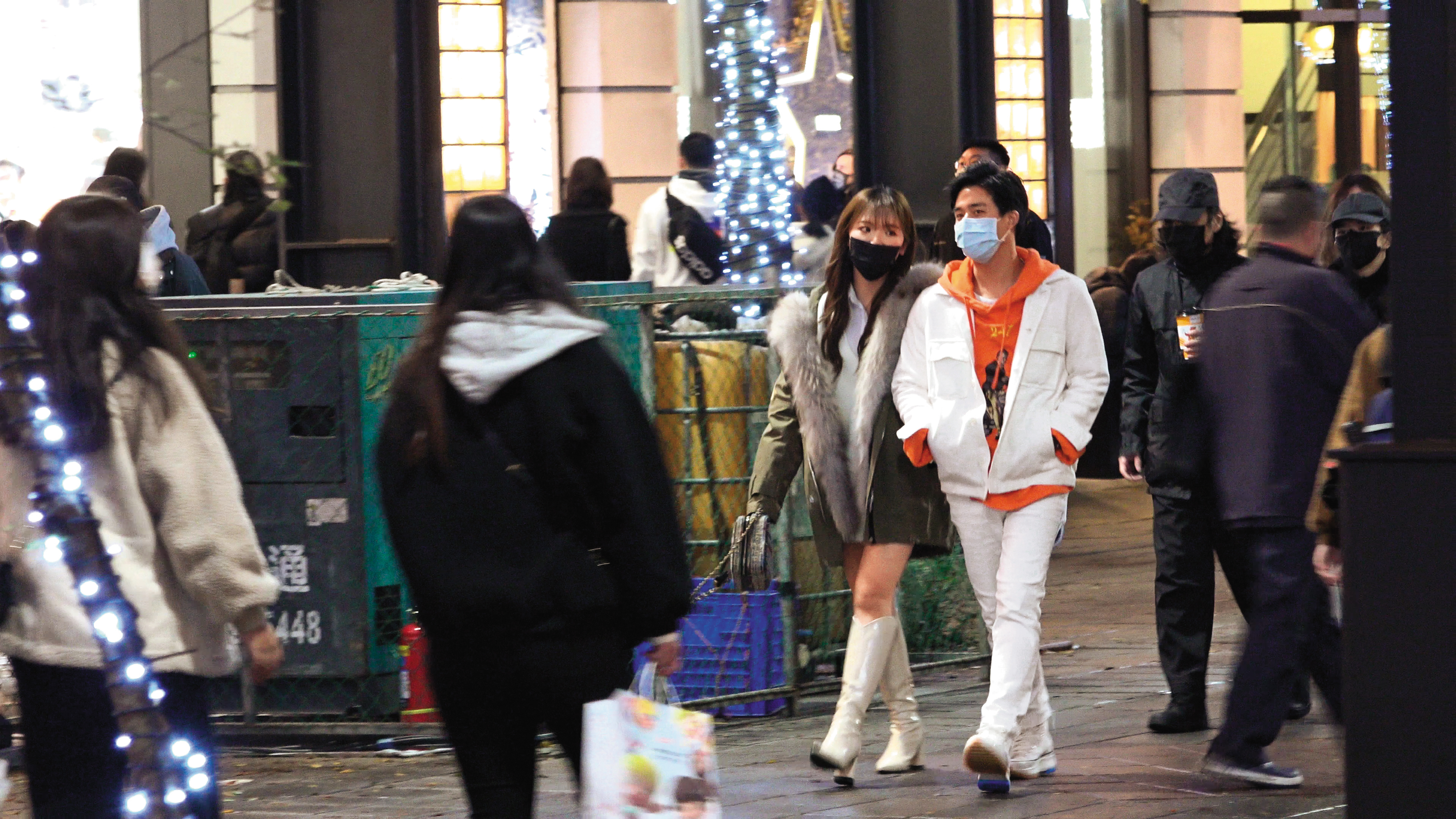 李博翔（右）一出現，王欣晨（左）直接挽上他的手臂，兩人黏緊緊漫步徒步區。