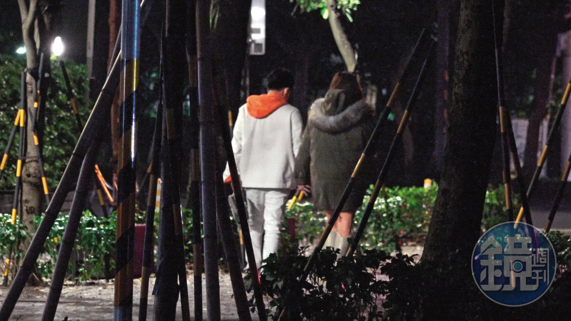12/18 01：26 李博翔、王欣晨與友人聚會後，即手牽手離開夜店吹吹風，讓精神清醒些。
