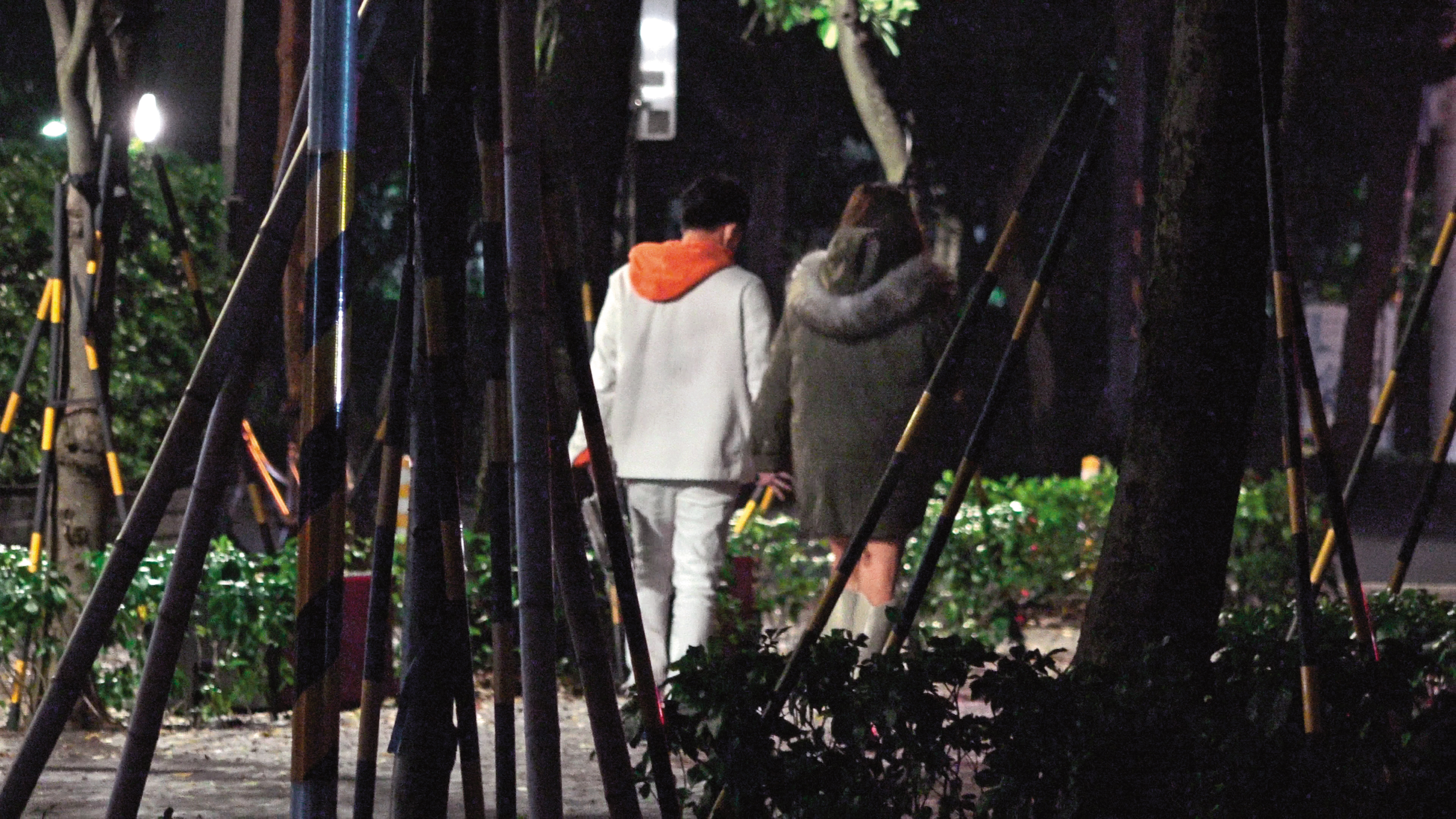 12/18 01:26 李博翔、王欣晨與友人聚會後,即手牽手離開夜店吹吹風,讓精神清醒些。