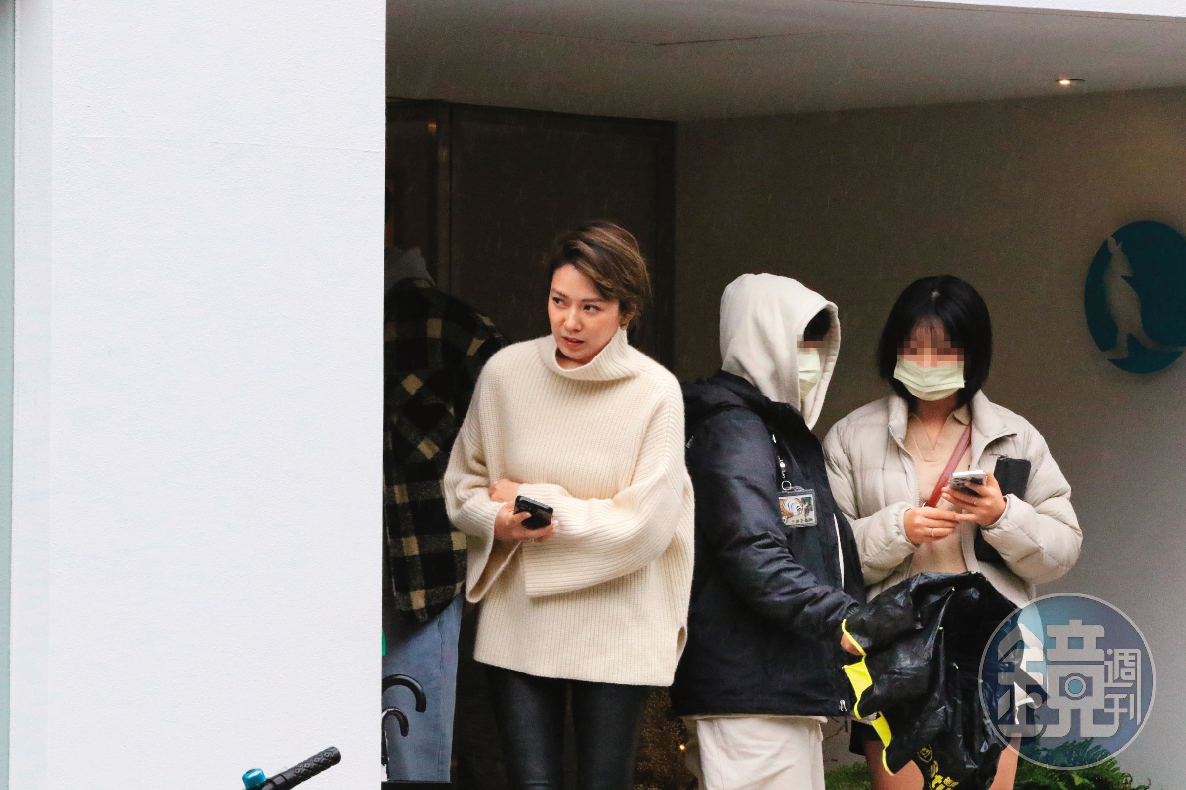 12月17日13：12，Melody一身輕裝現身台北市民生社區某咖啡廳，她在店門口被當人形立牌與人合影，拍完照後才走回包廂繼續與爸媽用餐，一家六口在餐廳停留了近2小時，離開前她還與老闆在包廂內留影。