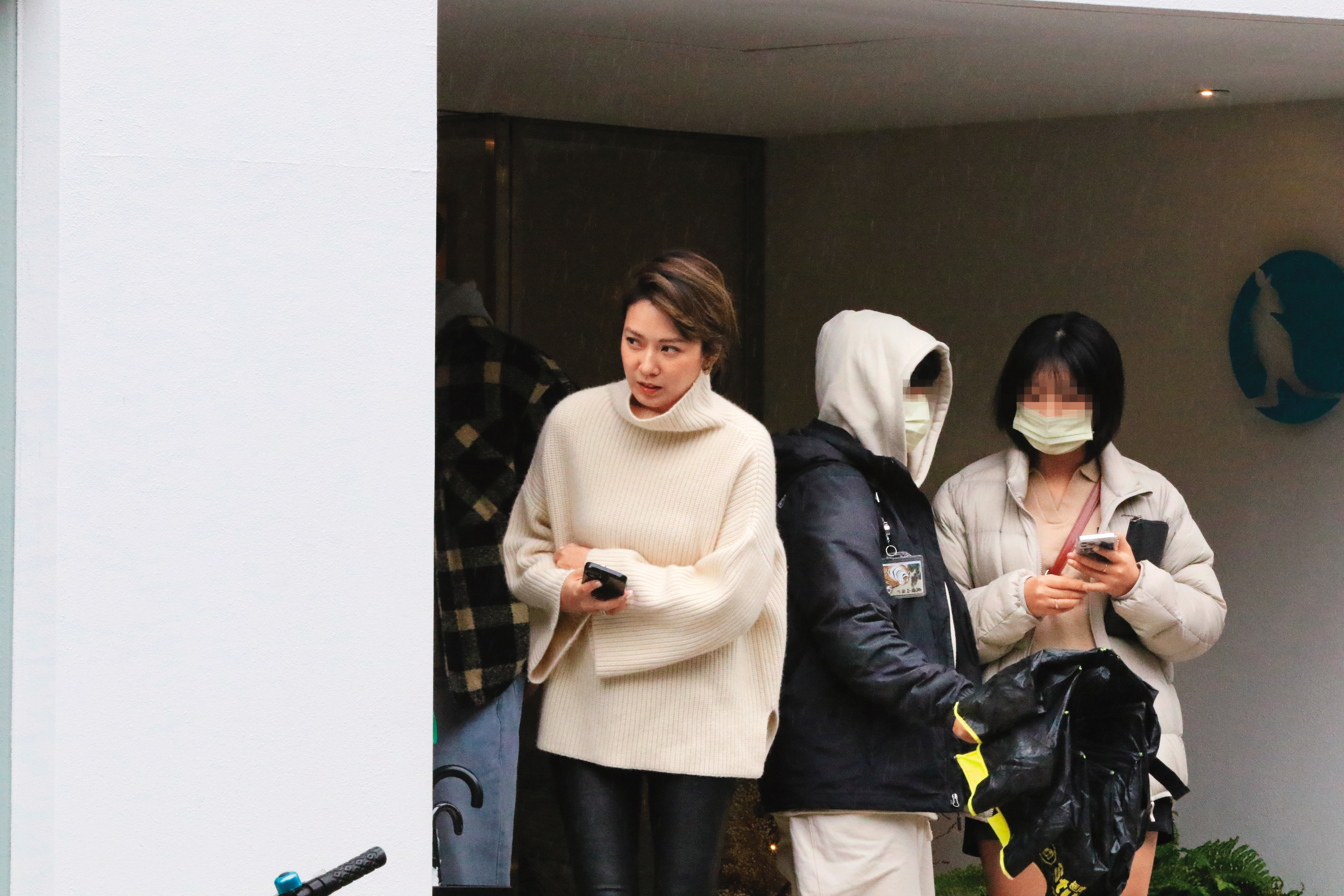 12月17日13：12，Melody一身輕裝現身台北市民生社區某咖啡廳，她在店門口被當人形立牌與人合影，拍完照後才走回包廂繼續與爸媽用餐，一家六口在餐廳停留了近2小時，離開前她還與老闆在包廂內留影。