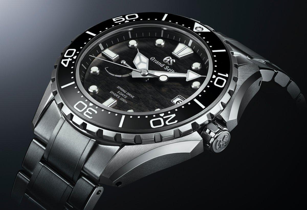 GRAND SEIKO Evolution 9 Sport SLGA015 功能：時、分、秒指示；日期顯示；動力儲存顯示 機芯：Spring Drive自動上鏈機芯 定價約NT$325,000。