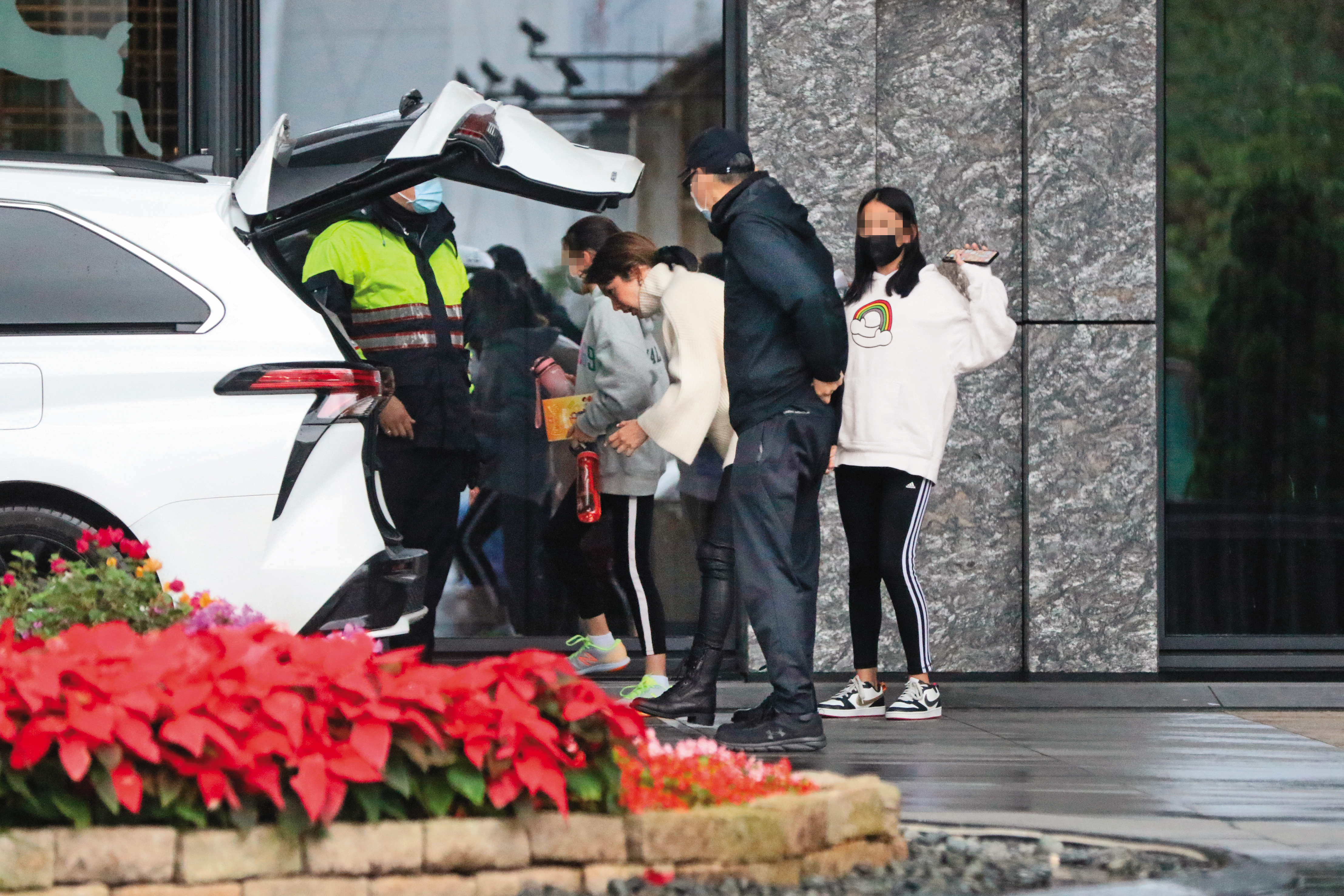 12月17日14：01，車子送Melody與女兒另赴約會，三人下車到後車廂取物後先離去。