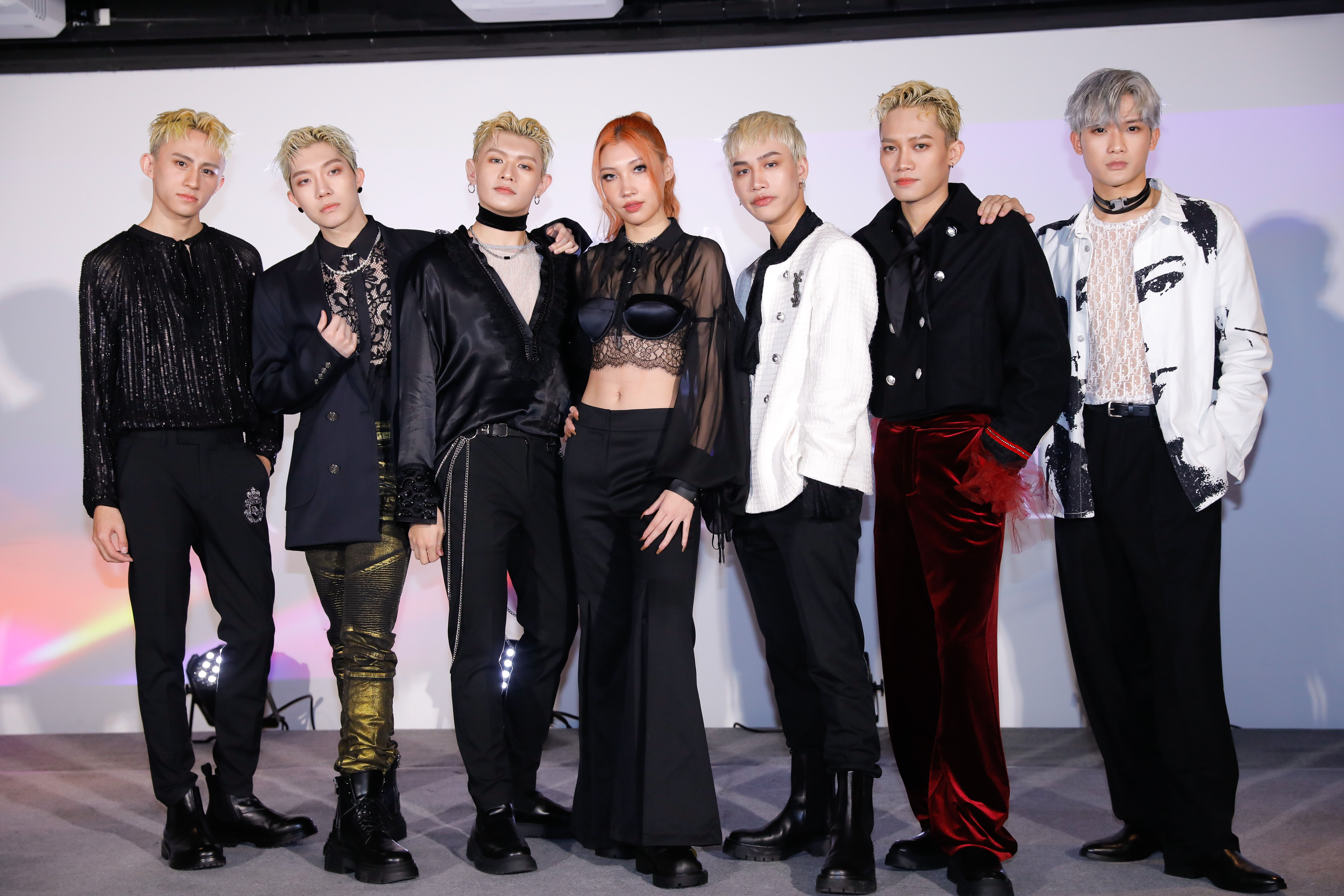 原子少年Venus金星正式宣布以團名「VERA」出道，Karencici（中）到場站台祝賀。