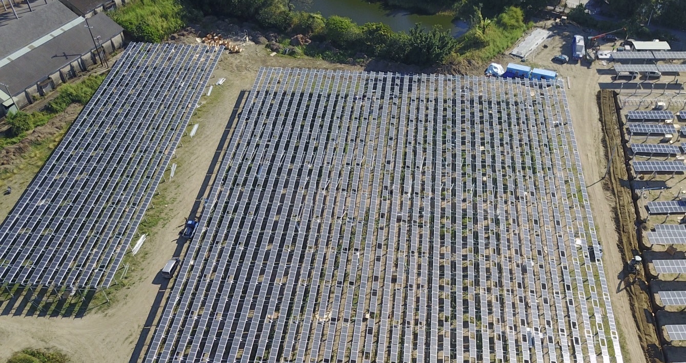 寶晶能源旗下的寶糖能源在嘉義大林建置的營農型案場，已於12月26日併網完成，成為台灣第一座營農型光電廠。（寶晶能源提供）