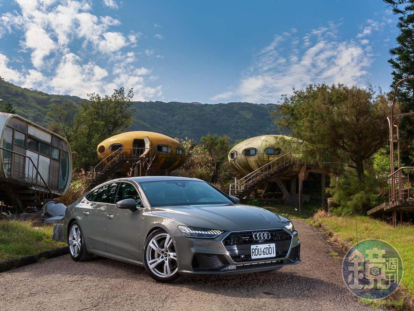 試駕車搭載HD Matrix矩陣式LED頭燈組，足跨20吋鋁圈。