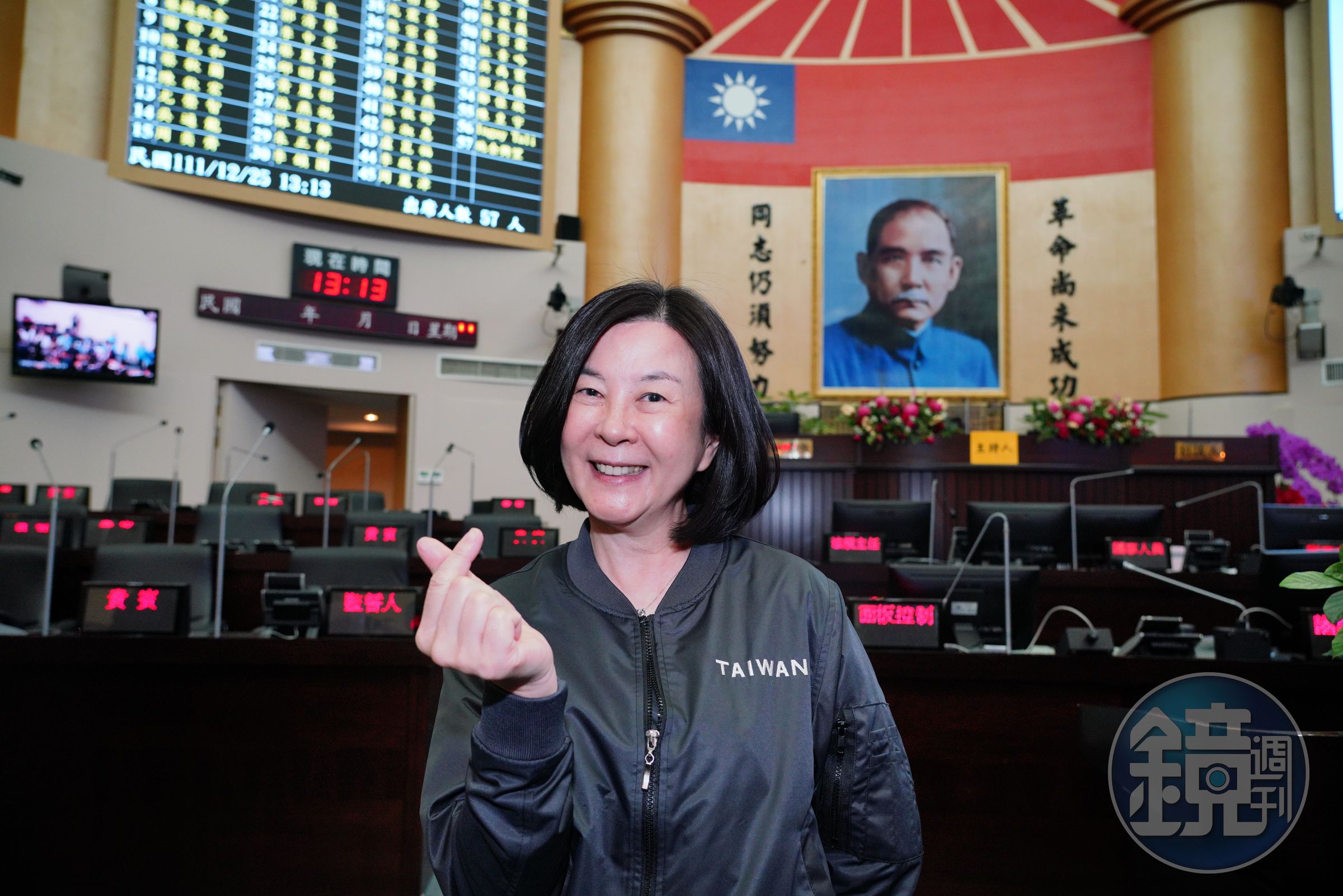 台南市議會發生3位國民黨議員跑票狀況，最終由民進黨邱莉莉當選議長。