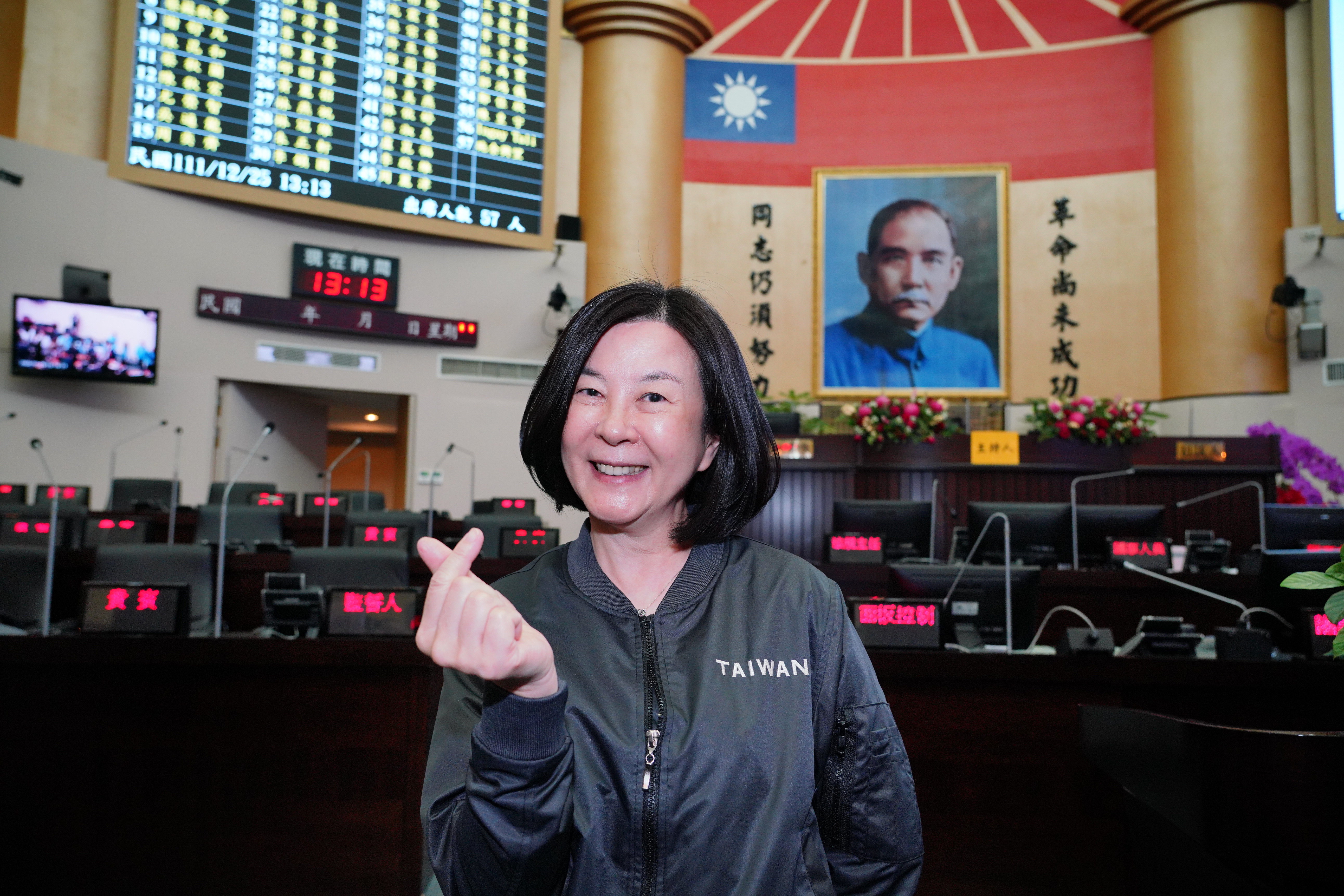 台南市議會發生3位國民黨議員跑票狀況，最終由民進黨邱莉莉當選議長。