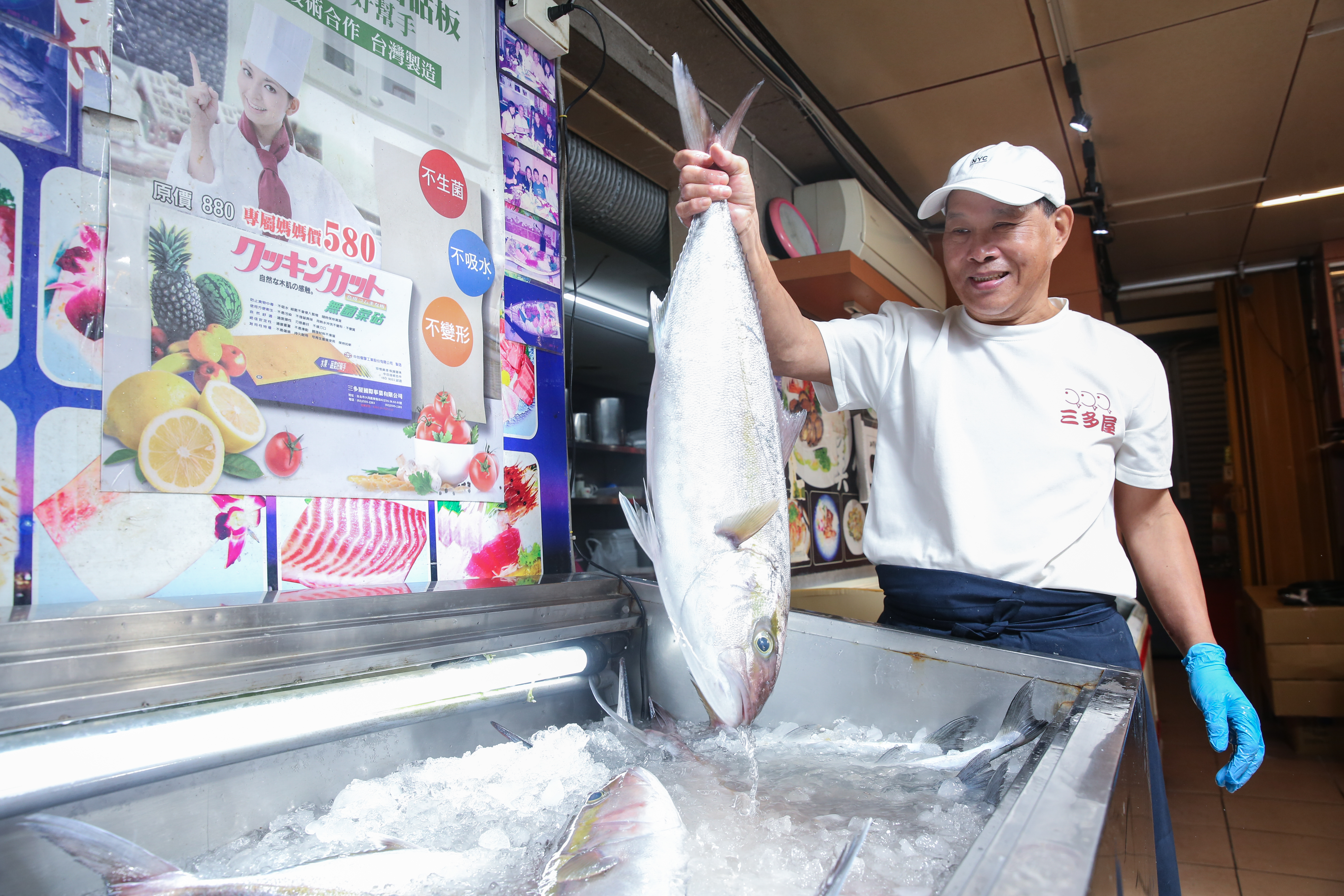 李奕立16歲時以1,000元創業，後成為台北餐飲業知名的海鮮供應商，進而開餐廳，以高CP值成為排隊名店。