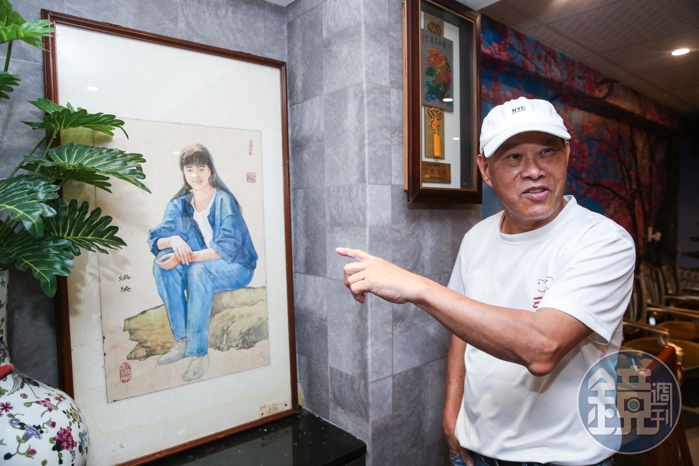 立哥美食地下1樓掛著死刑犯劉煥榮的義賣畫作，是李奕立買來幫助受刑人更生的方式之一。