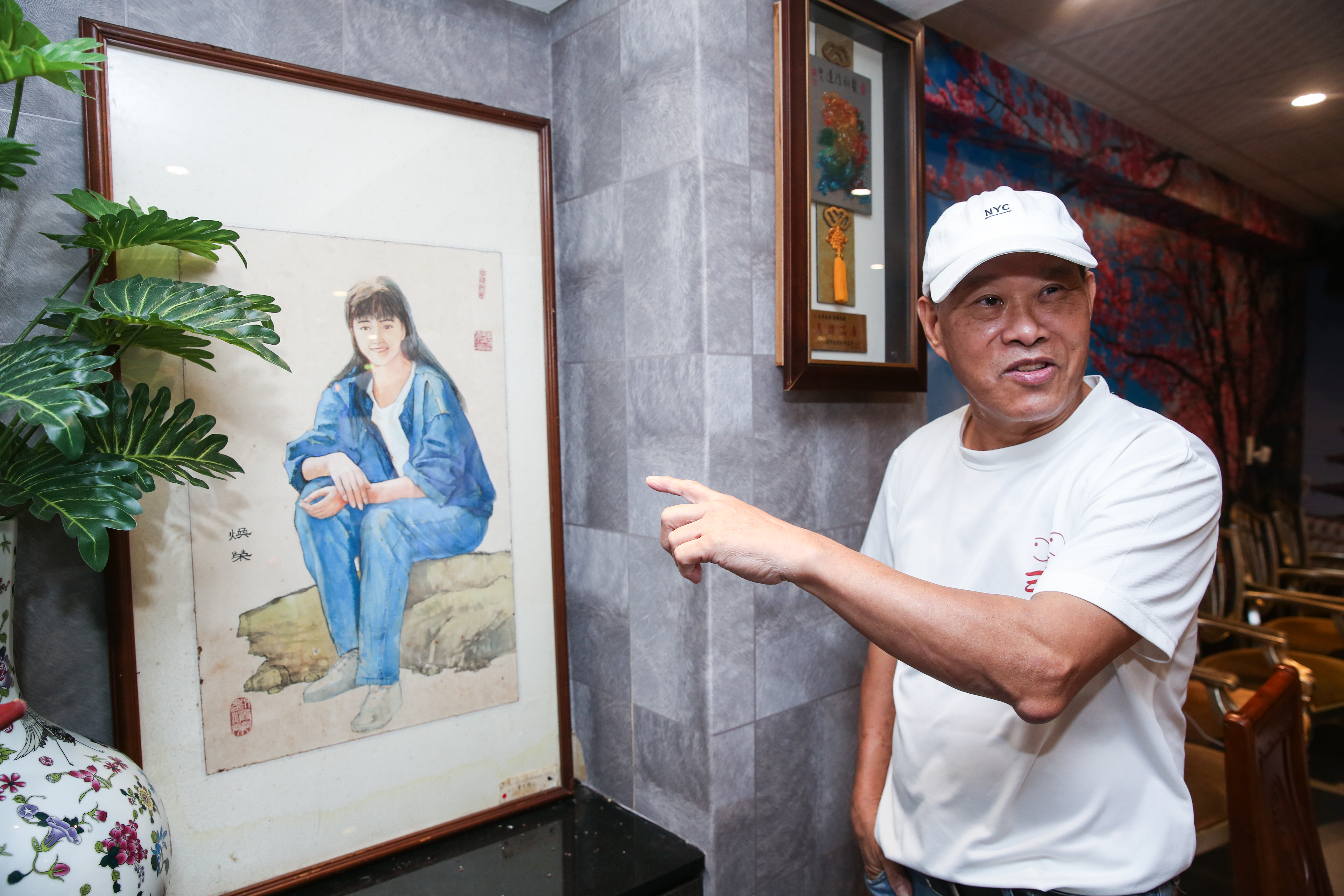 立哥美食地下1樓掛著死刑犯劉煥榮的義賣畫作，是李奕立買來幫助受刑人更生的方式之一。