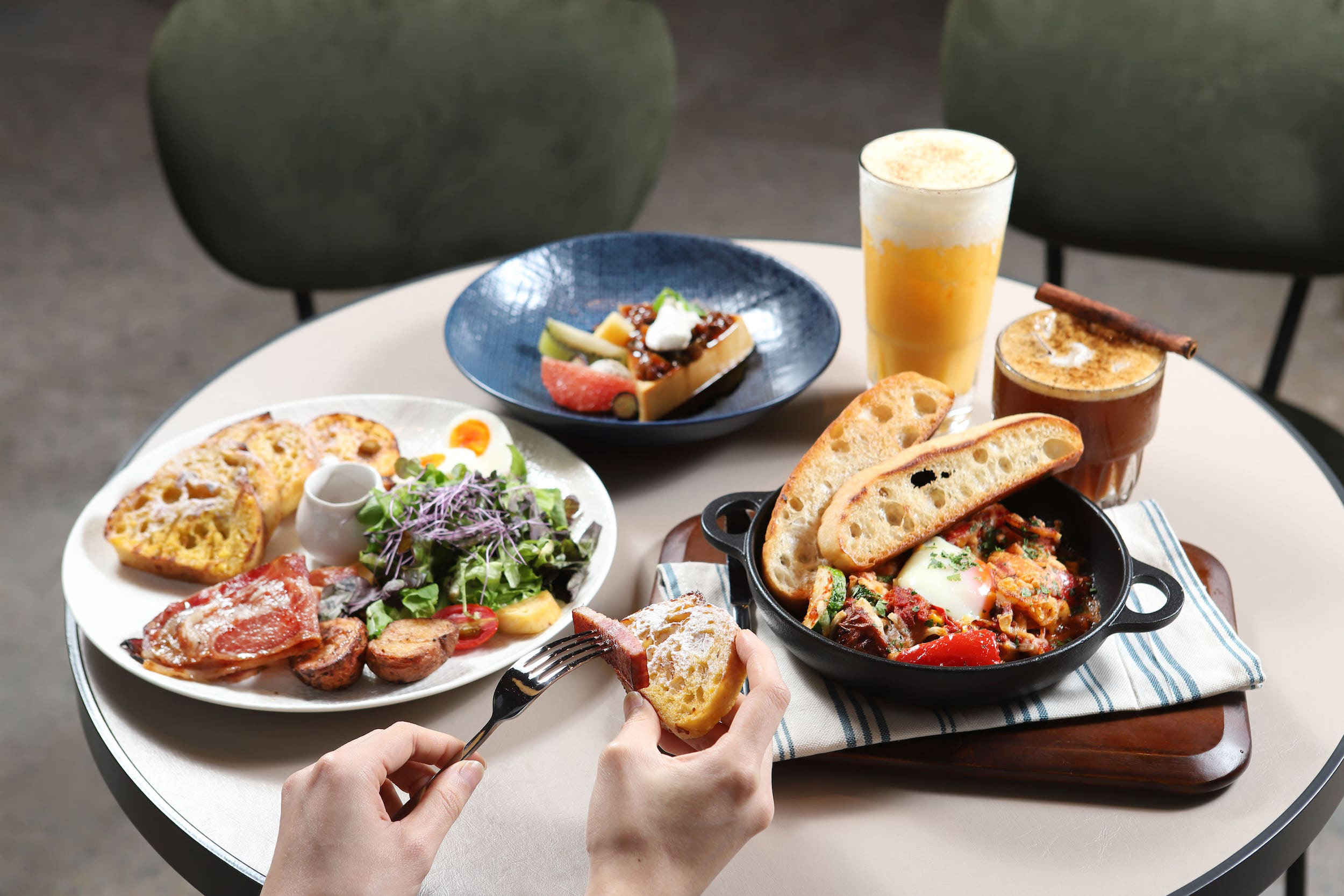 「光一 一個時間」即日起在松山菸廠試營運，以融合古早味的創意餐點為主軸。（雄獅旅遊提供）