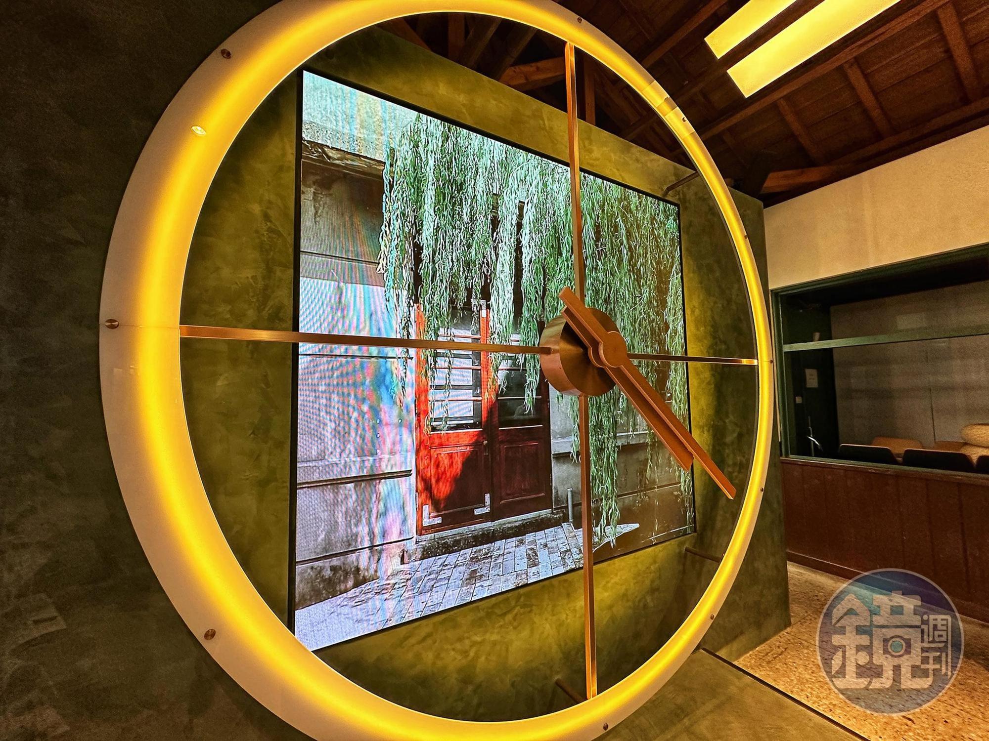 吧台後方牆上的「時光之窗A Window of Time」是店內的視覺核心，透過長約4小時的數段短影片串成，以緩慢步調呈現城市光影中流動的每個瞬間。