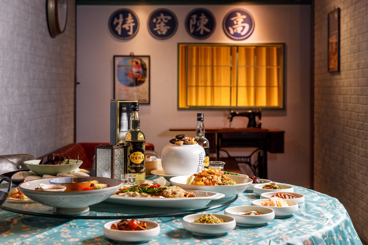 「戰酒黑金龍特窖陳高」和「南村私廚小酒棧」的眷村菜非常搭。（750元／瓶、750ml）