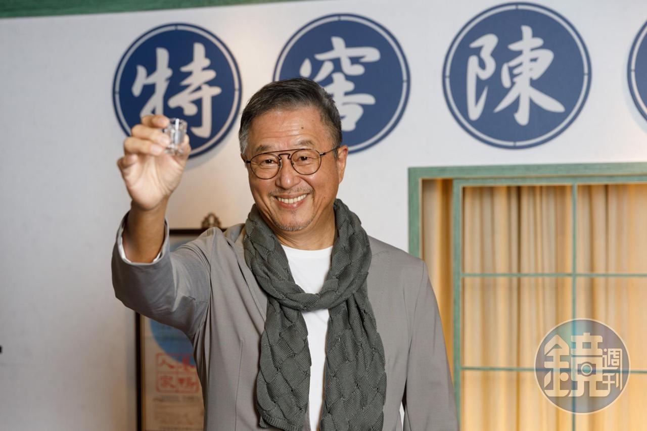 綜藝教父王偉忠是戰酒黑金龍特窖陳高」的代言人。