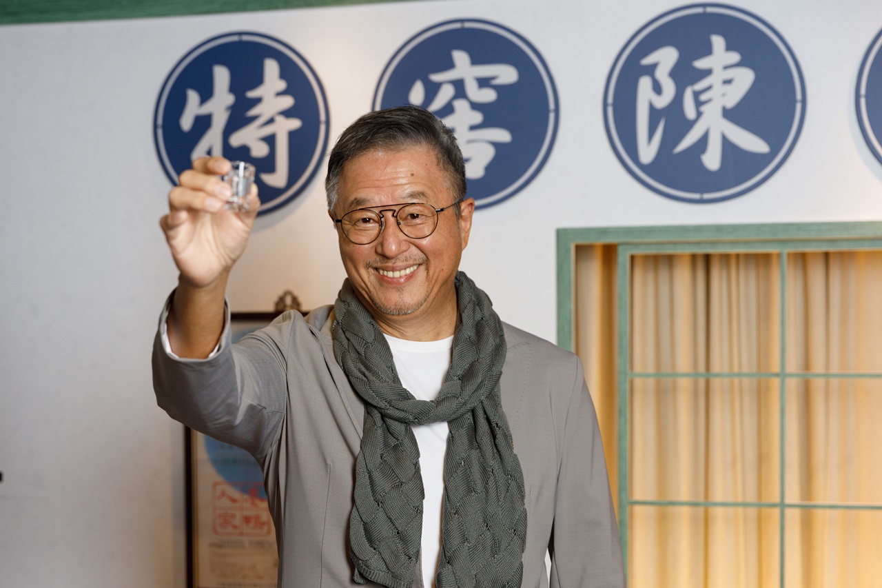 綜藝教父王偉忠是戰酒黑金龍特窖陳高」的代言人。