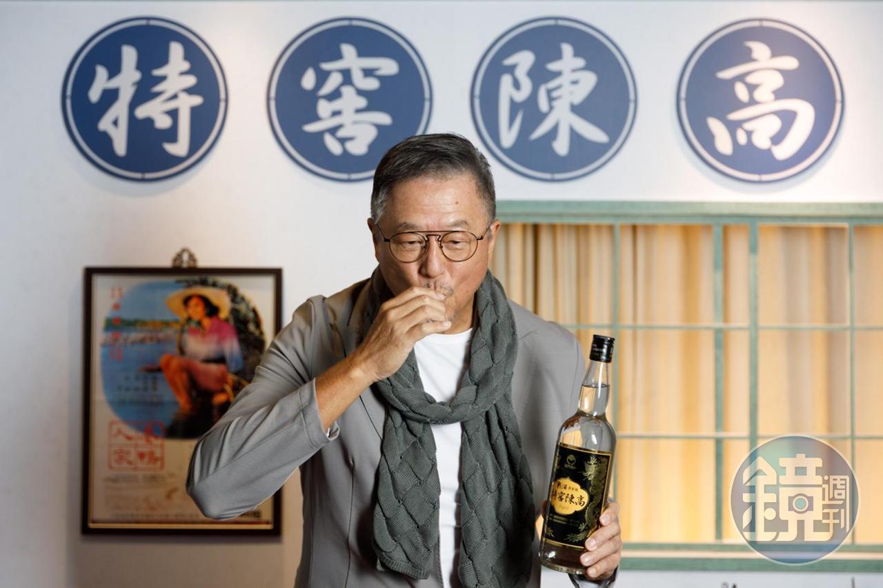 大哥二話不說，先乾為敬。