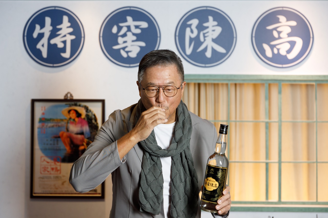 大哥二話不說，先乾為敬。