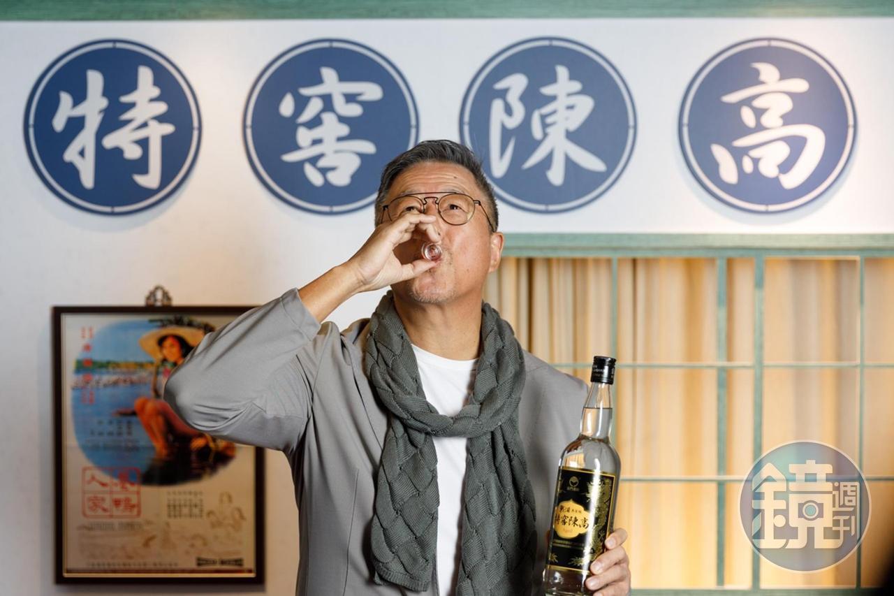 仰頭乾杯表達誠意。
