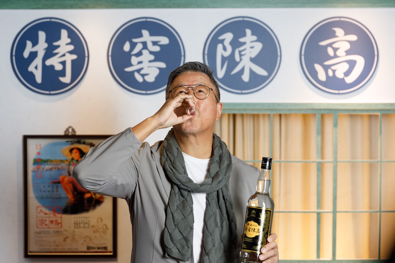 仰頭乾杯表達誠意。