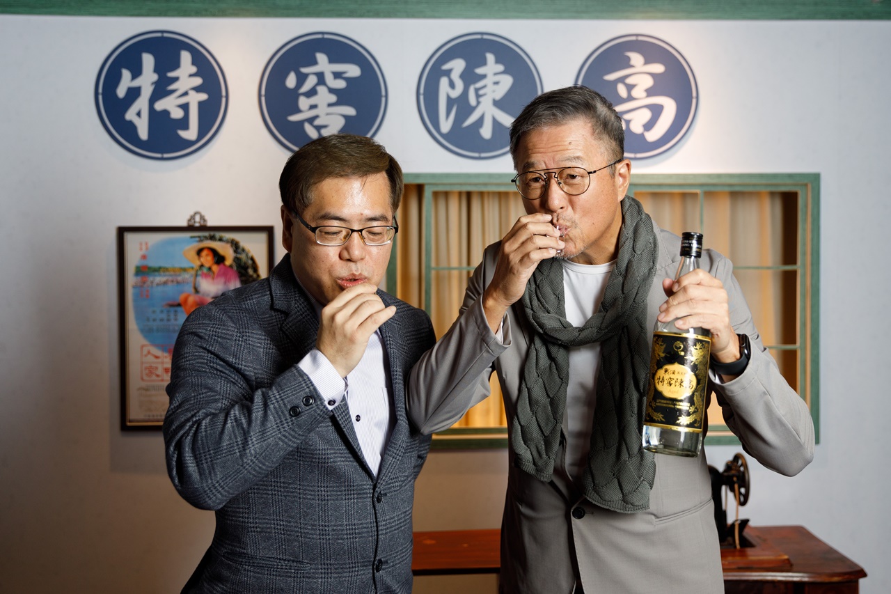 味丹企業林忠勝副總經理（左）與戰酒黑金龍特窖陳高代言人王偉忠（右）共同宣布「特窖豐味」活動開跑！