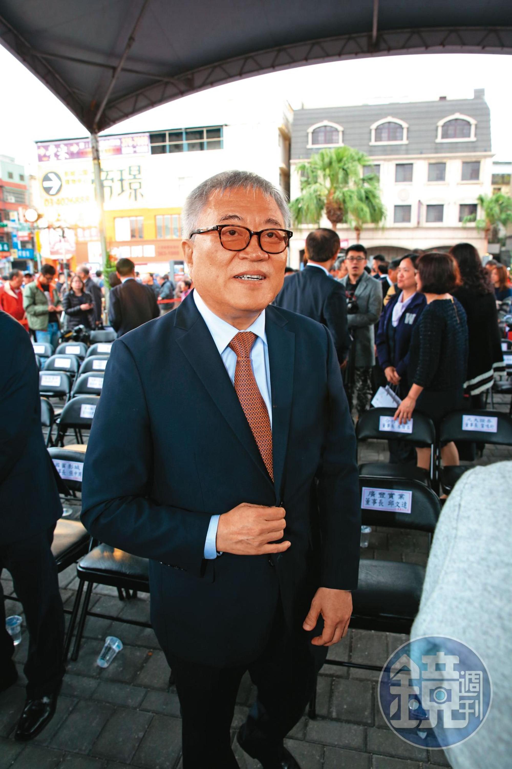 賀鳴鐸過去在廣豐負責海外事業,主導香港大中華公司交易案。