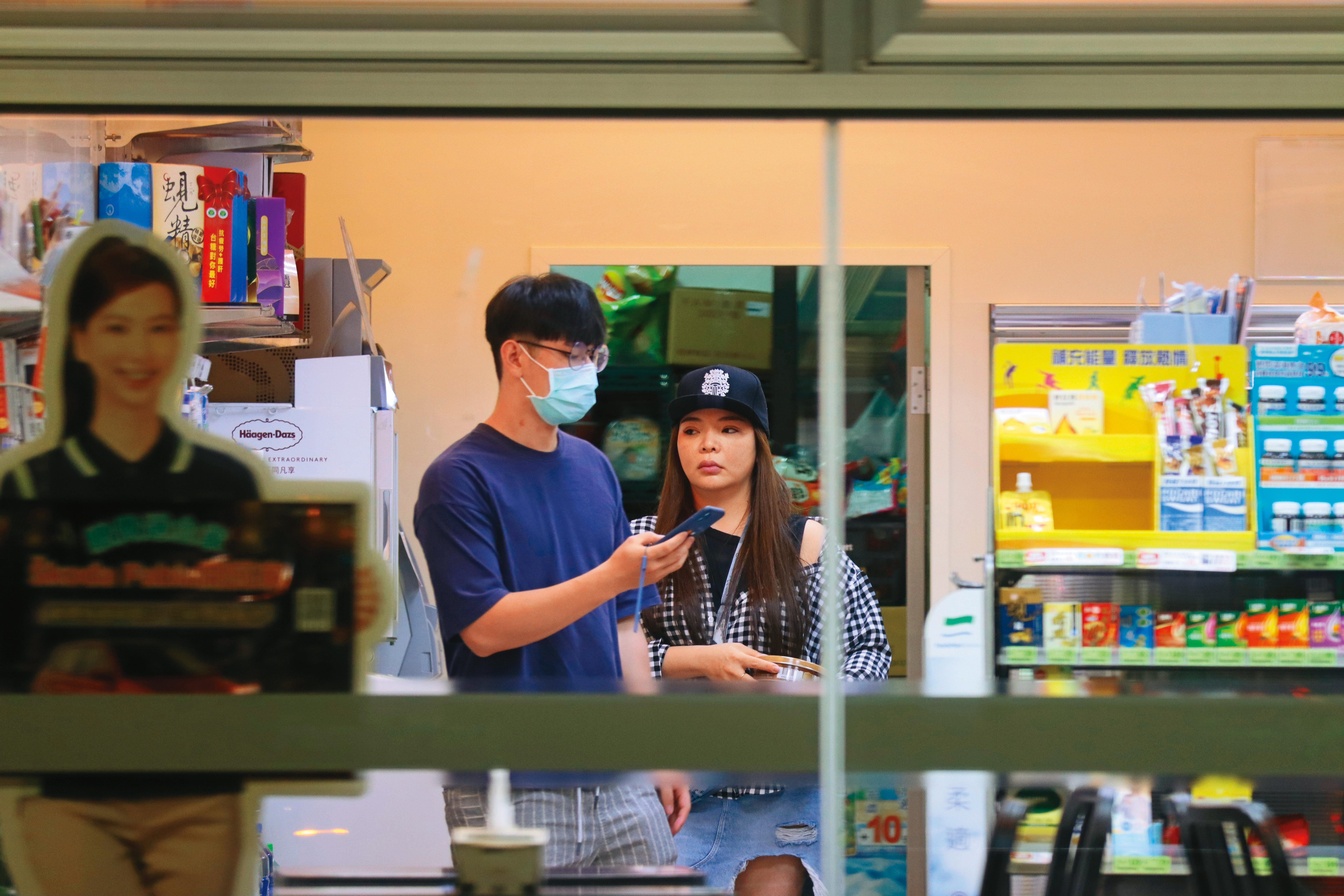 2020年5月31日 本刊目擊小甜甜與老公熱戀時，深夜現身便利商店。