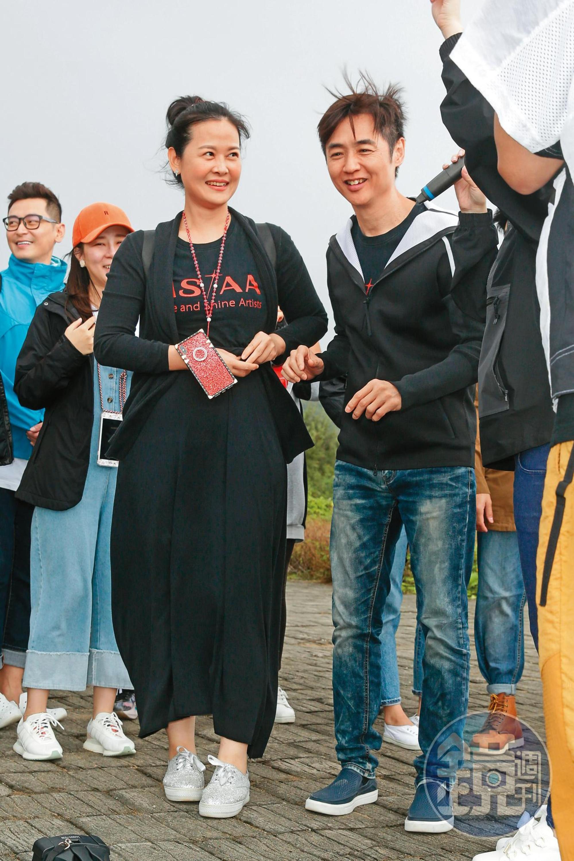 宋逸民(右起)與老婆陳維齡當神職後,經常帶領教會的藝人參與淨灘活動。