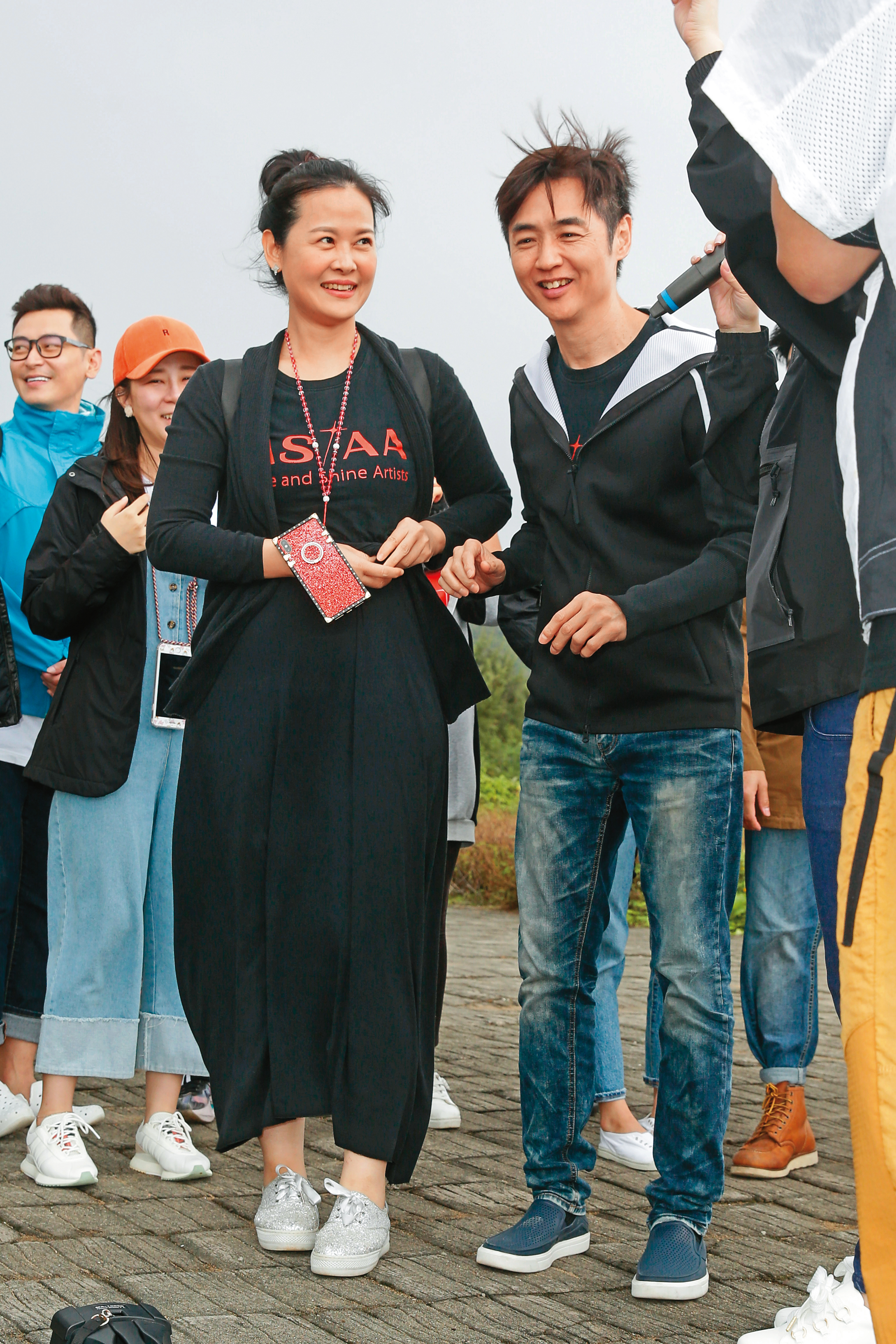 宋逸民（右起）與老婆陳維齡當神職後，經常帶領教會的藝人參與淨灘活動。