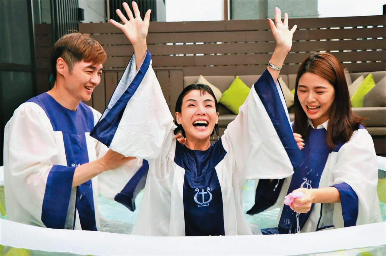 宋逸民（左）發聲明直指「小甜甜私生活有極大狀況」，經小組組長白家綺（右）勸說不成決定離開，也曾是教會一員的徐小可（中）跳出來聲援小甜甜。（翻攝自藝起發光臉書）
