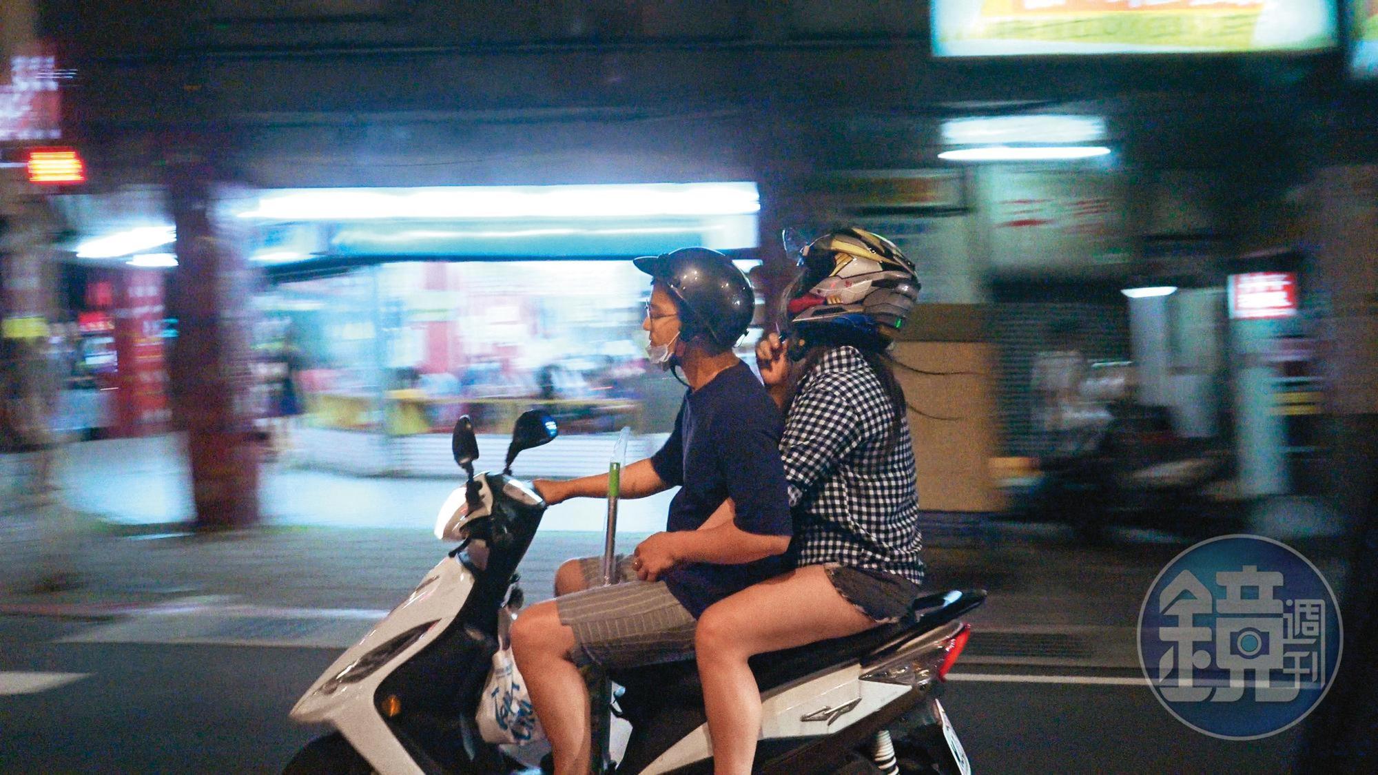 兩人接著一起搭車離開。