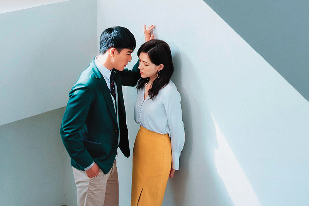 陳昊森(左)和許瑋甯(右)在《第9節課》上演禁忌師生戀,如同台版《魔女的條件》。(愛奇藝提供)