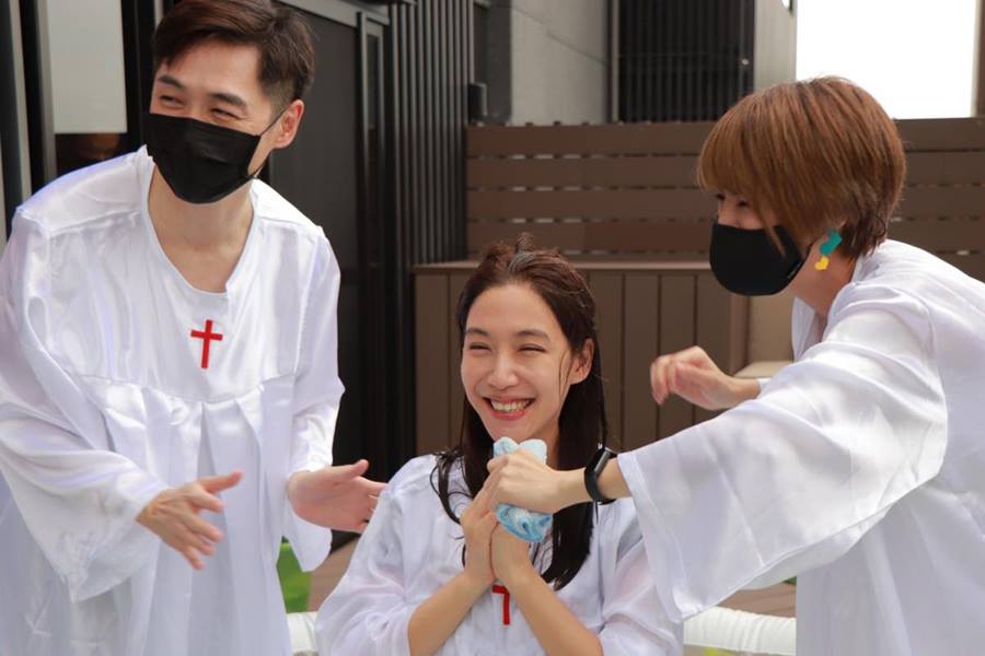 依依（中）2021年8月23日受洗成為教徒，左為宋逸民、右為已離開教會的小組長徐小可。（翻攝藝起發光臉書）