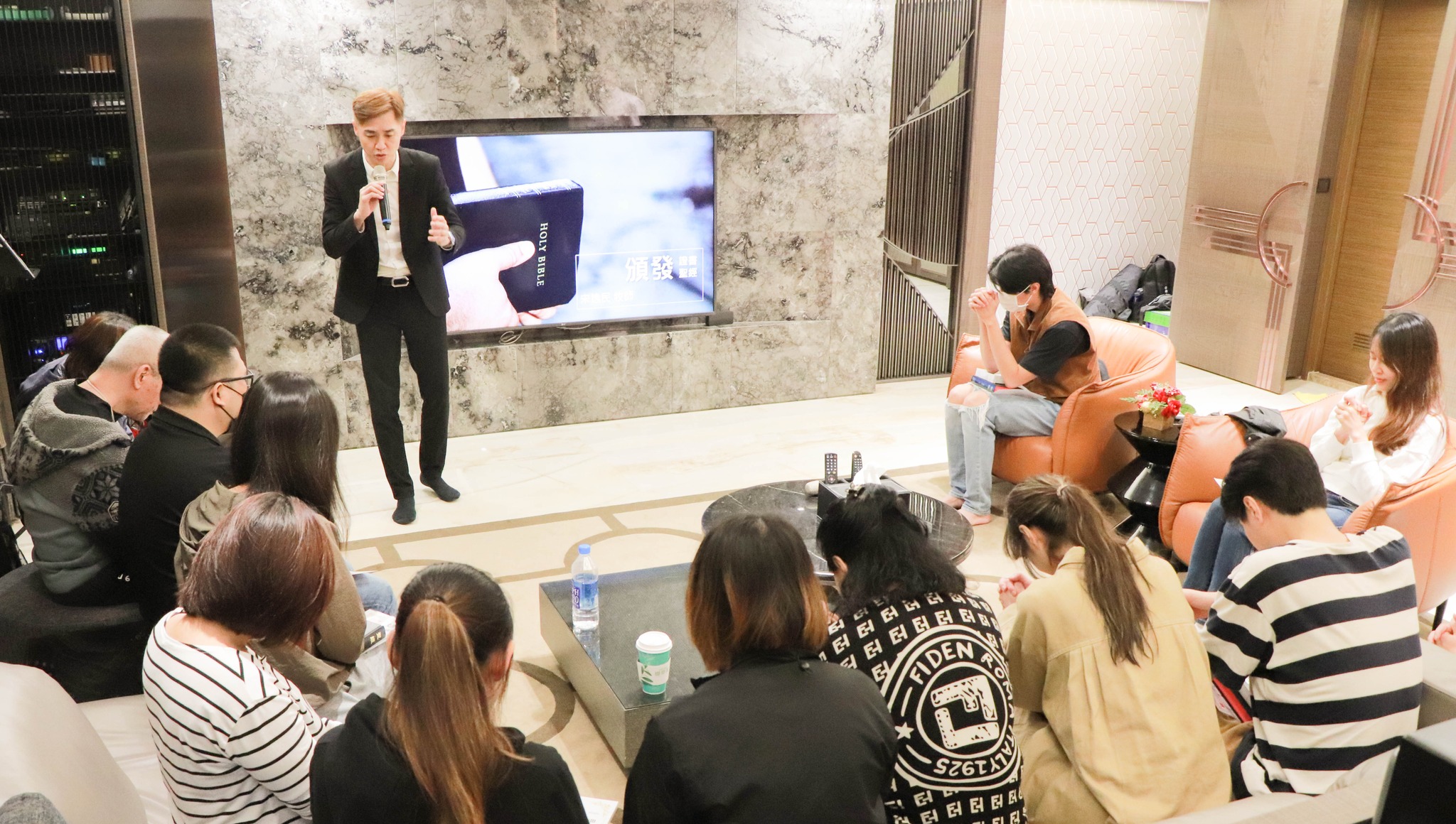 宋逸民的「藝起發光」教會爭議不斷，但他本意是想洗刷更多的靈魂。（翻攝自「藝起發光」教會臉書）