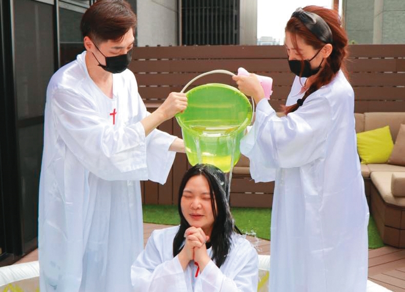 小甜甜（中）為了家人健康，去年在宋逸民牧師（左）見證下受洗，成為基督徒。（翻攝自藝起發光臉書）