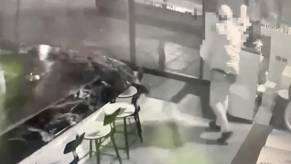 一名男子趁店家打烊後趁虛而入,警方已鎖定其身份。(翻攝畫面)