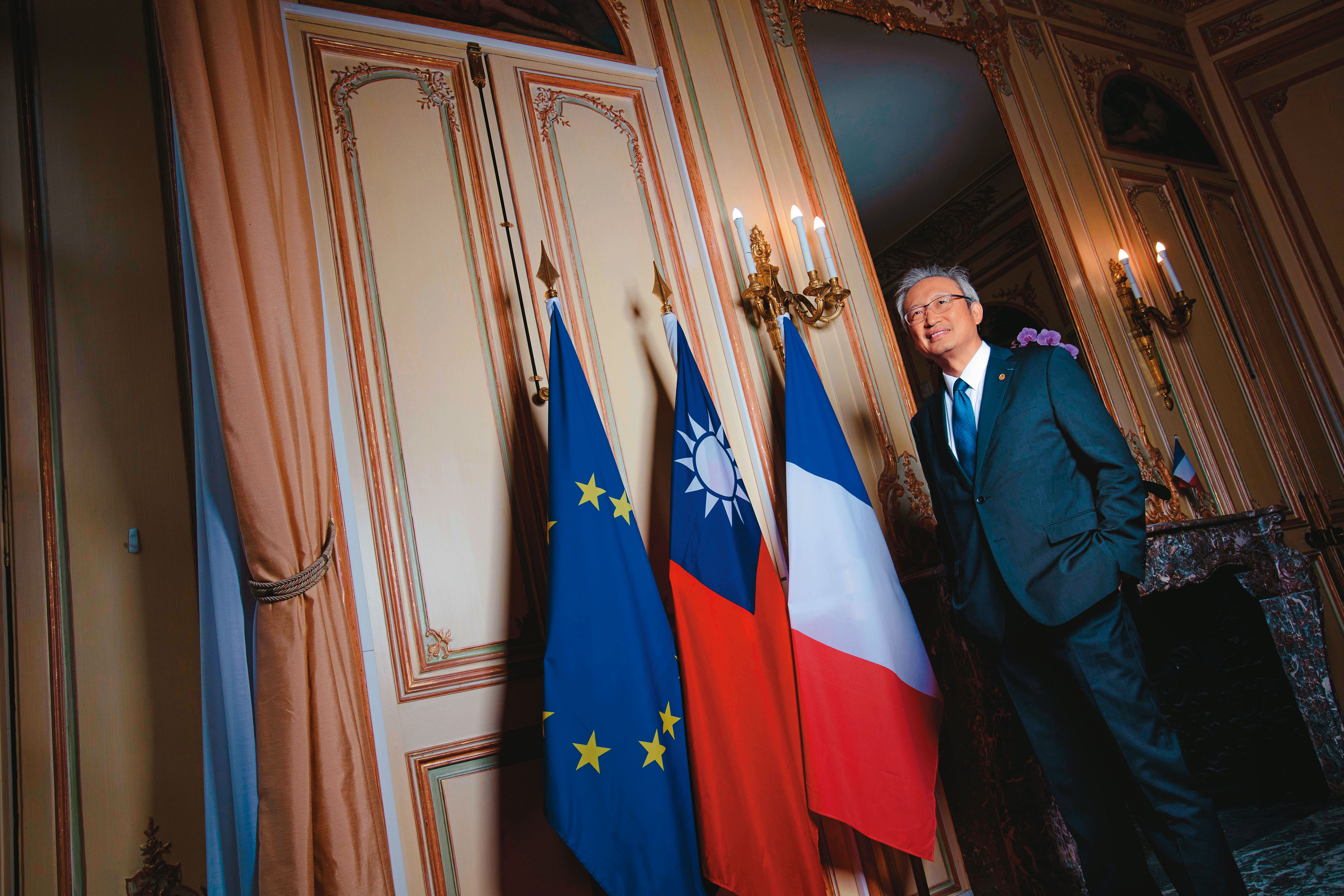 吳志中2018年派任法國，4年來每天早出晚歸，頭髮因此斑白，但他認為這反而是年紀和經歷的象徵。