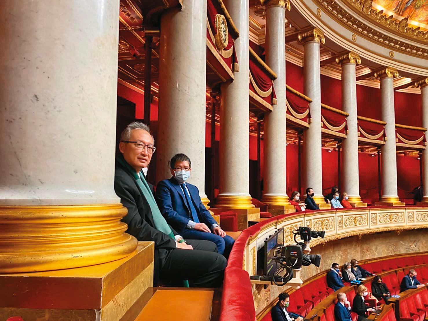 去年11月，吳志中（左）在國民議會外交貴賓旁聽席，見證國民議會以壓倒性多數通過挺台法案。（翻攝吳志中臉書）